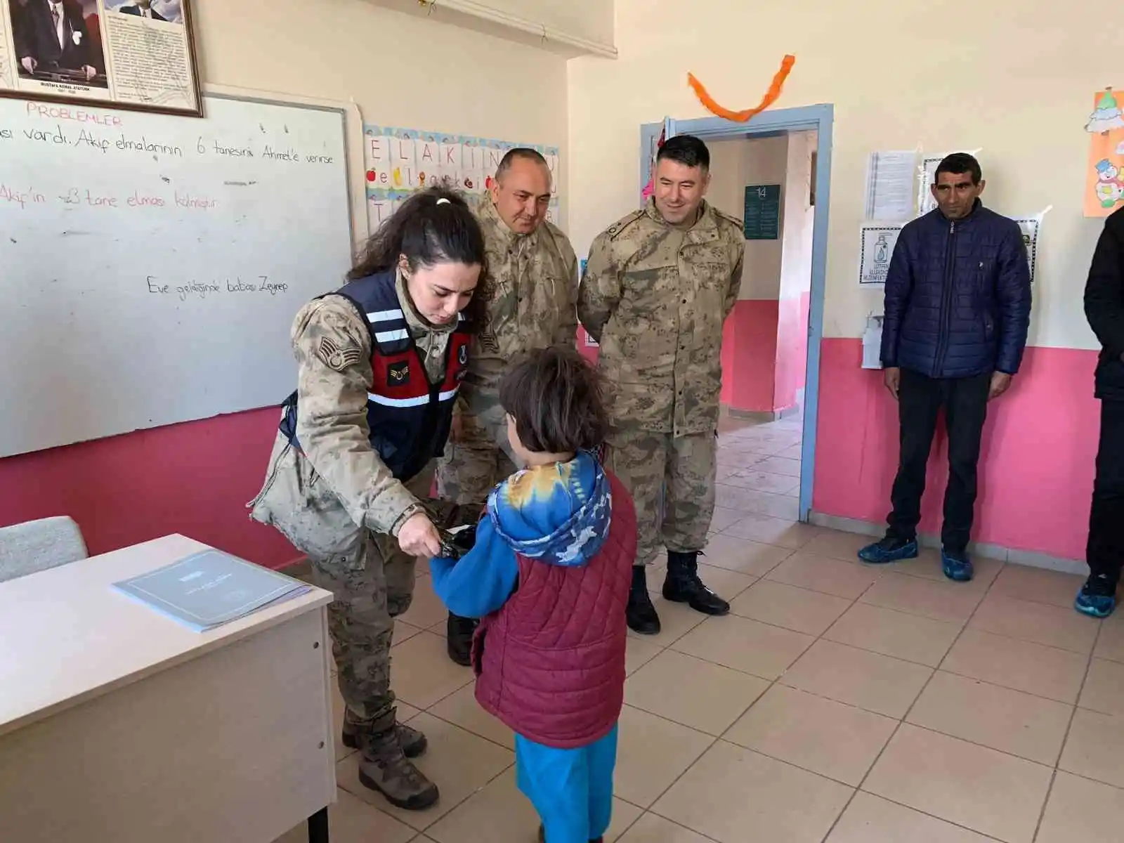 Jandarmanın hediye götürdüğü köy çocukları büyük mutluluk yaşadı
