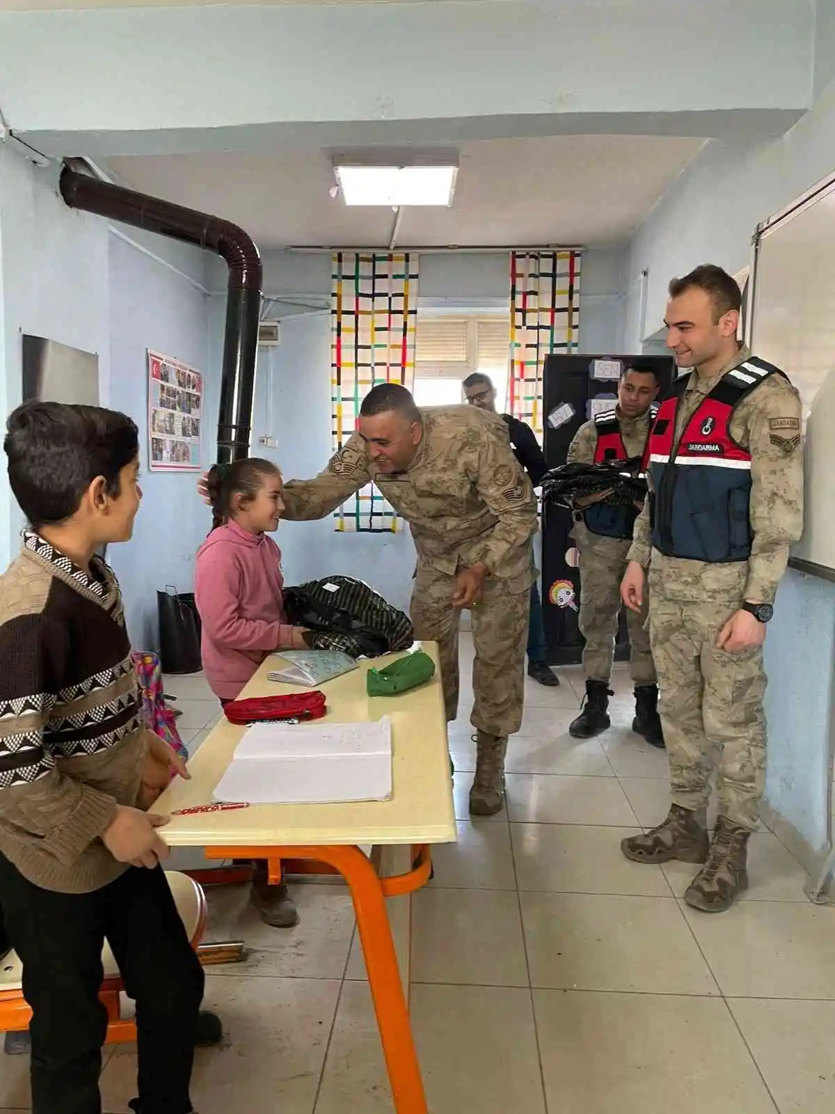 Jandarmanın hediye götürdüğü köy çocukları büyük mutluluk yaşadı
