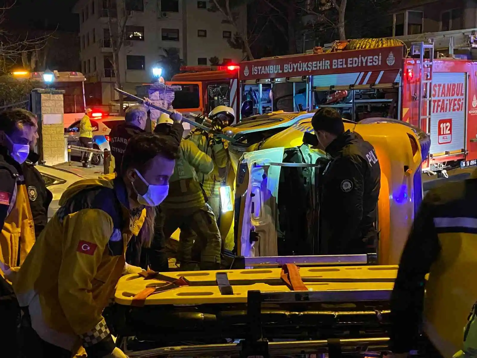 Kadıköy’de ters dönen ticari taksinin tavanı koptu: 3’ü ağır 4 yaralı
