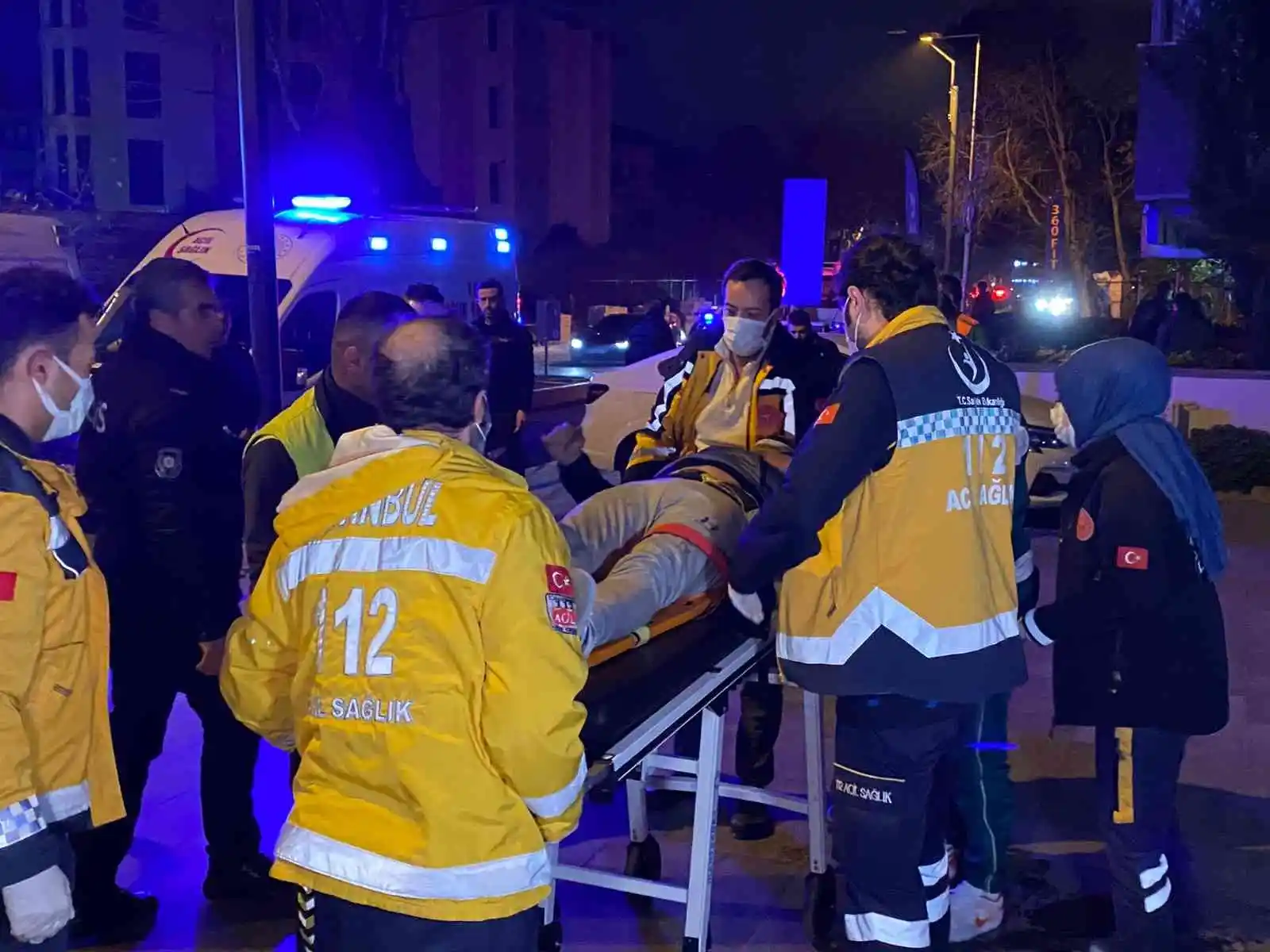 Kadıköy’de ters dönen ticari taksinin tavanı koptu: 3’ü ağır 4 yaralı
