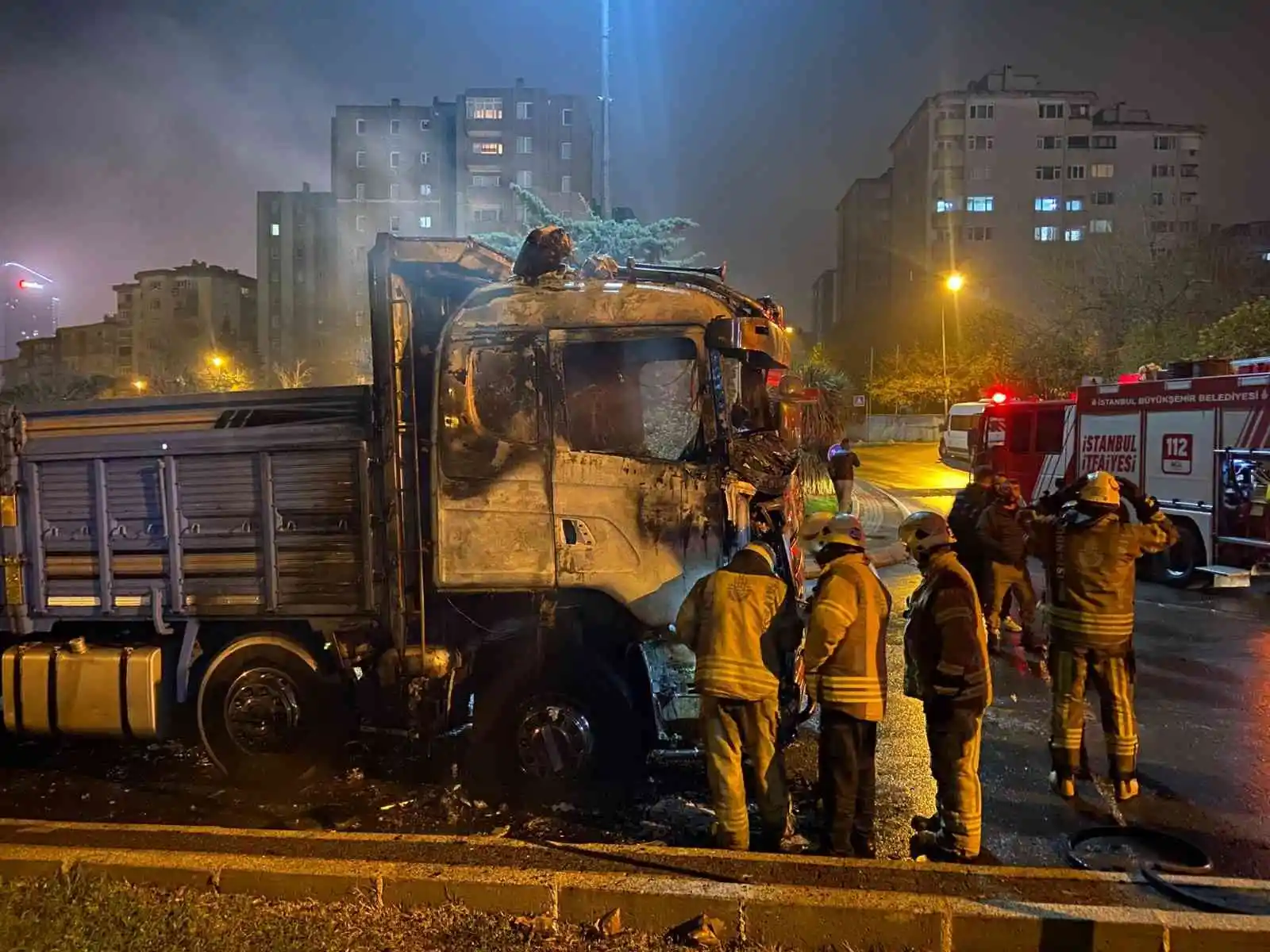 Kağıthane'de kamyon alev alev yandı
