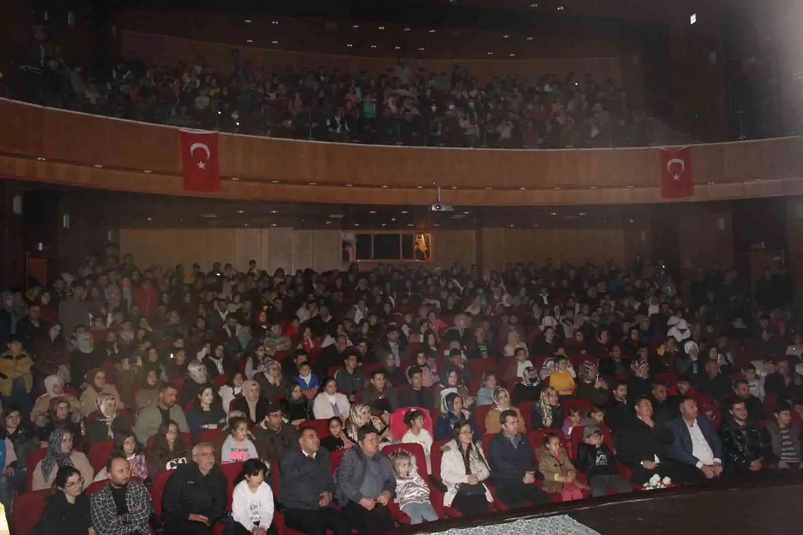 Kahta’da “Senin Annen Bir Melekti Yavrum” tiyatro oyunu sergilendi
