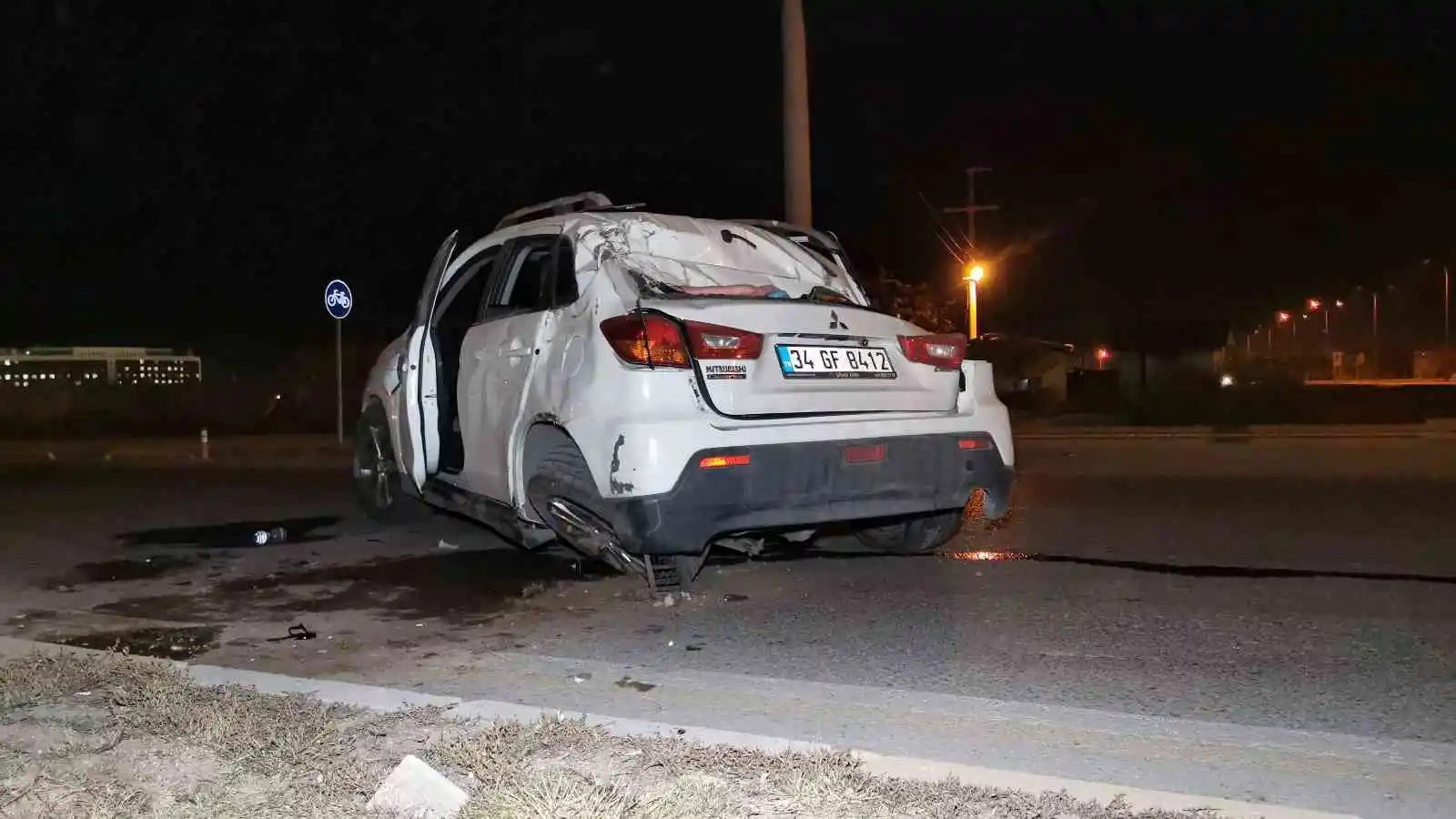 Kalp krizi geçiren eniştesini hastaneye götürürken kaza yaptı: 3 yaralı
