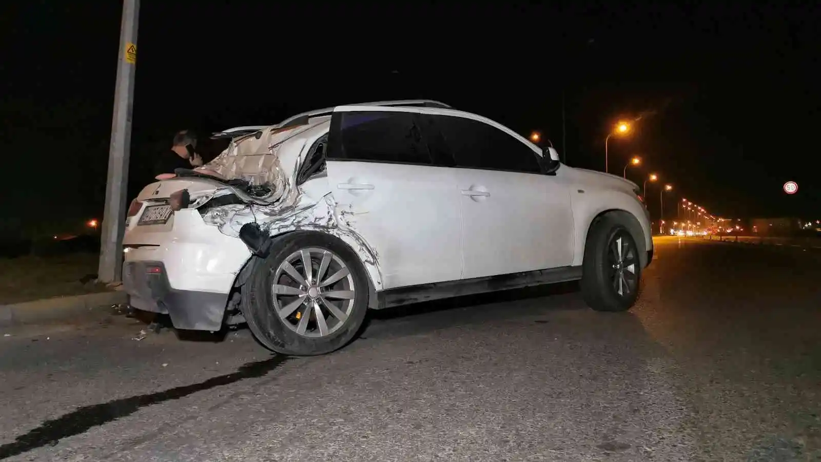 Kalp krizi geçiren eniştesini hastaneye götürürken kaza yaptı: 3 yaralı
