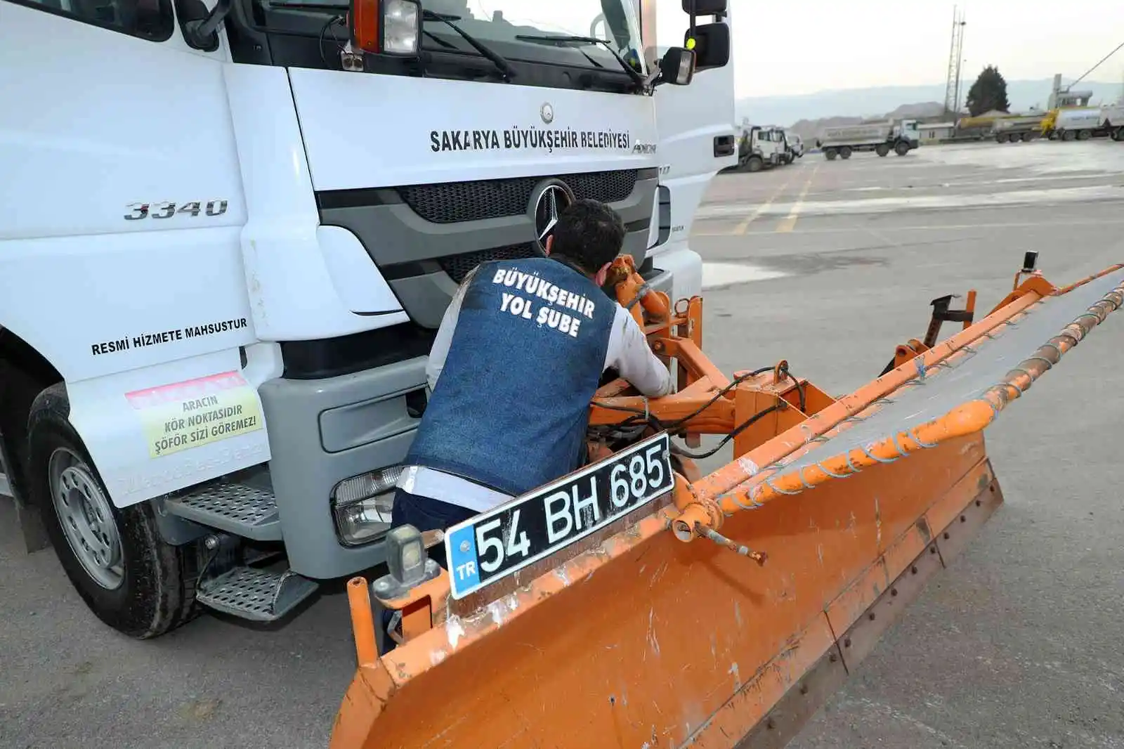 Kar küreme ve tuzlama araçları hazır hale getiriliyor
