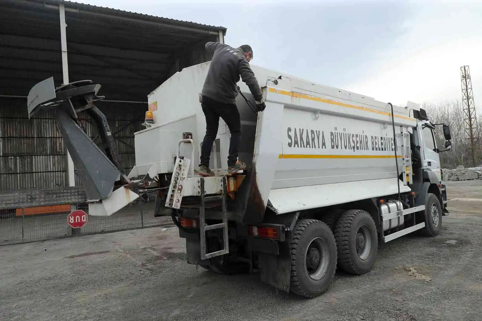 Kar küreme ve tuzlama araçları hazır hale getiriliyor
