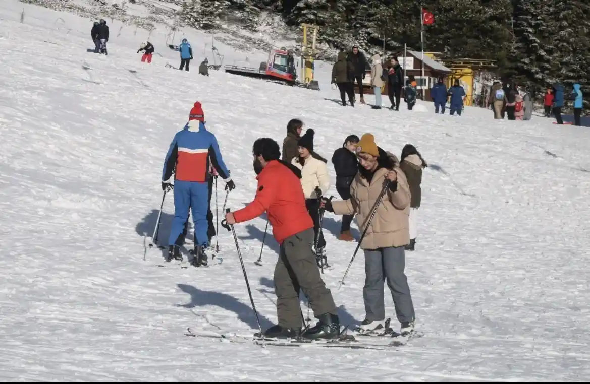 Kar sürprizi yaşanmıştı...Yarı yıl tatiliyle Uludağ'da pistler doldu
