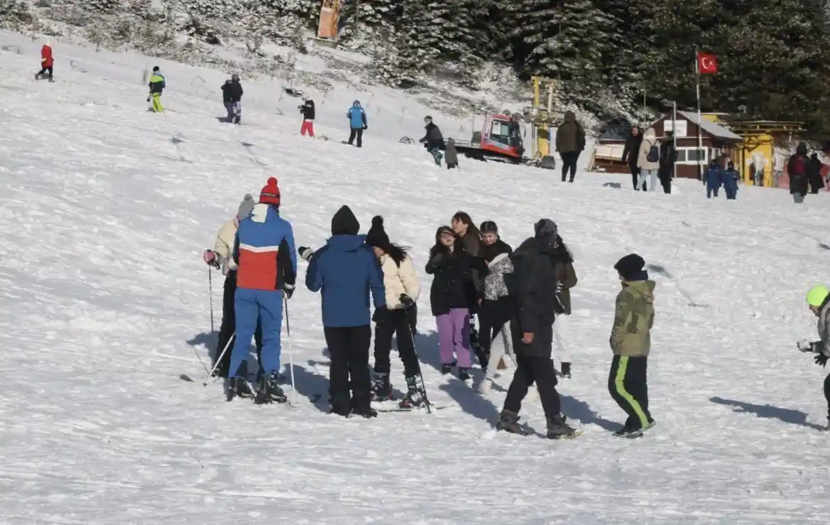 Kar sürprizi yaşanmıştı...Yarı yıl tatiliyle Uludağ’da pistler doldu
