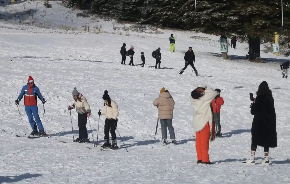 Kar sürprizi yaşanmıştı...Yarı yıl tatiliyle Uludağ’da pistler doldu
