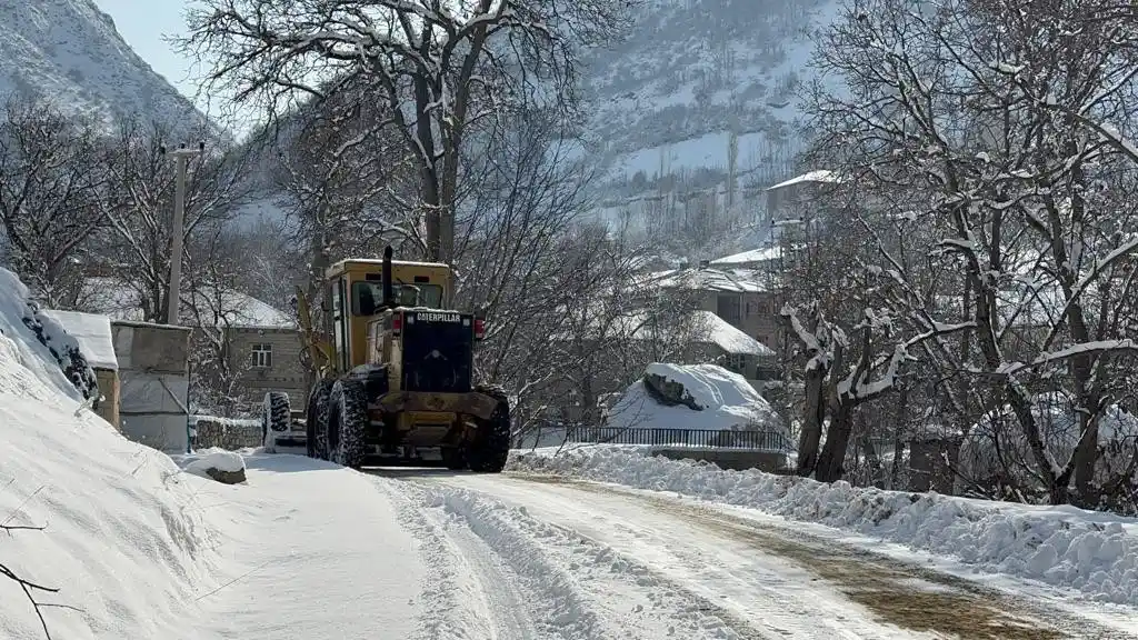 Kar ve olumsuz hava şartlarından dolayı 49 yerleşim yolunu kapattı
