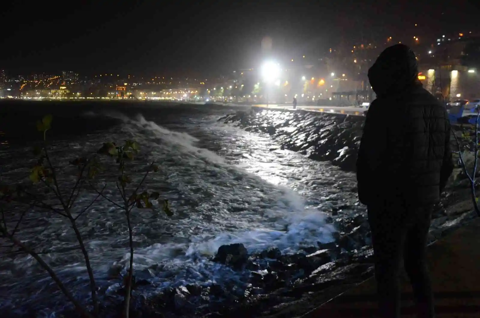 Karadeniz'de dalgalar korkuttu: İskeleye giriş kısıtlandı
