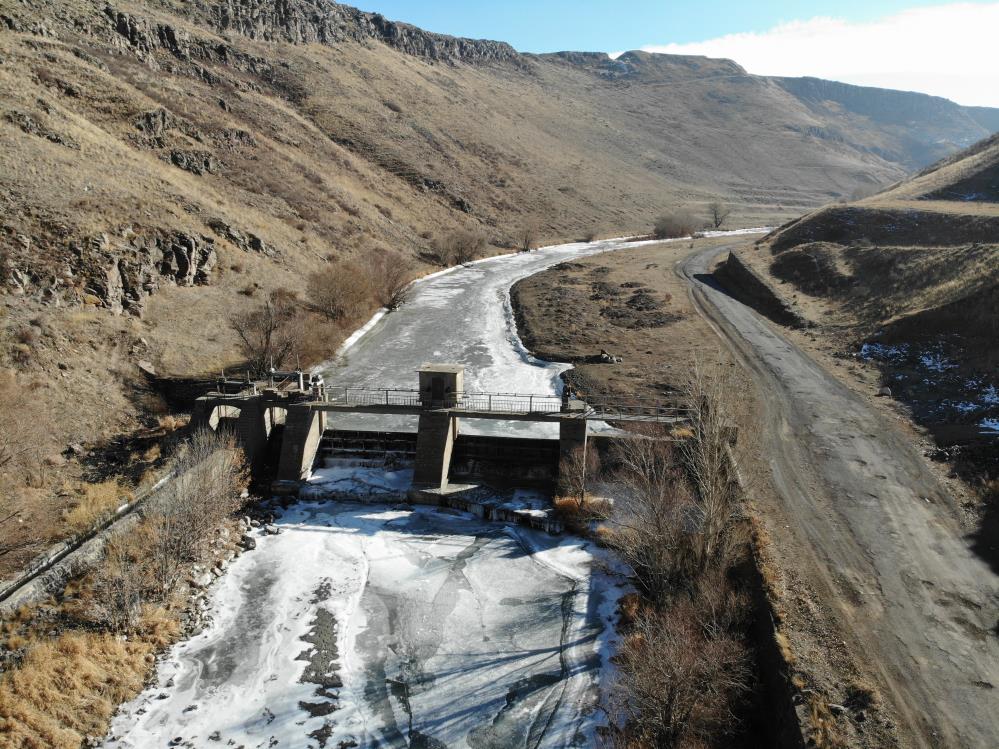 Kars'ta soğuktan HES barajı dondu