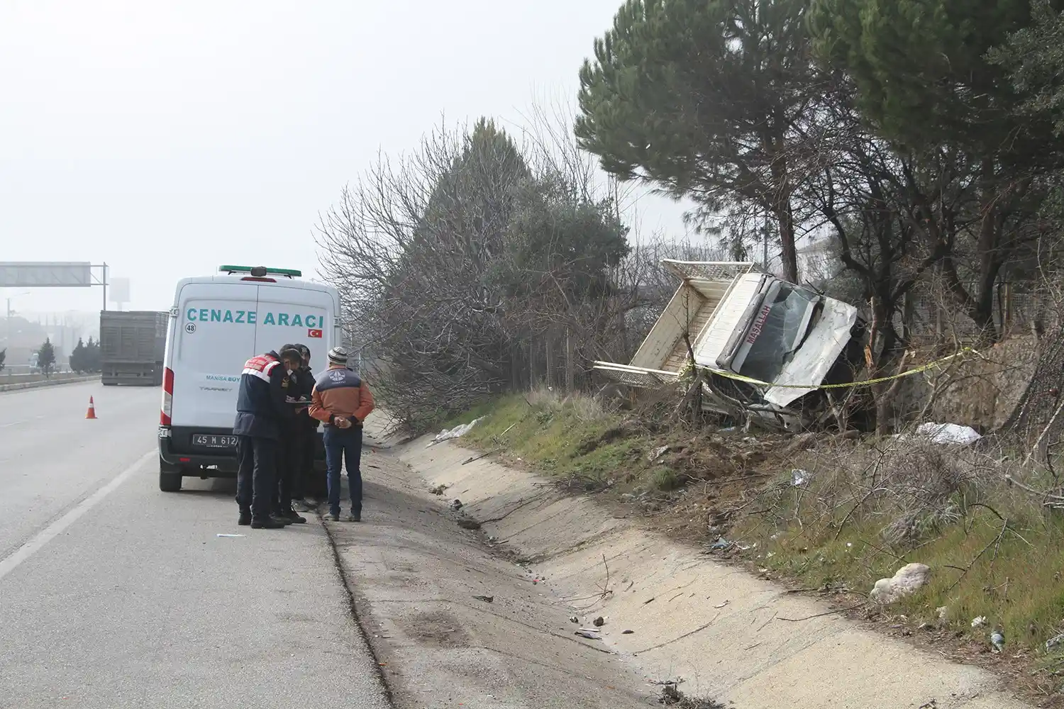 Kazaya müdahale edenlere kamyonet çarptı: 1 ölü, 1’i polis 3 yaralı
