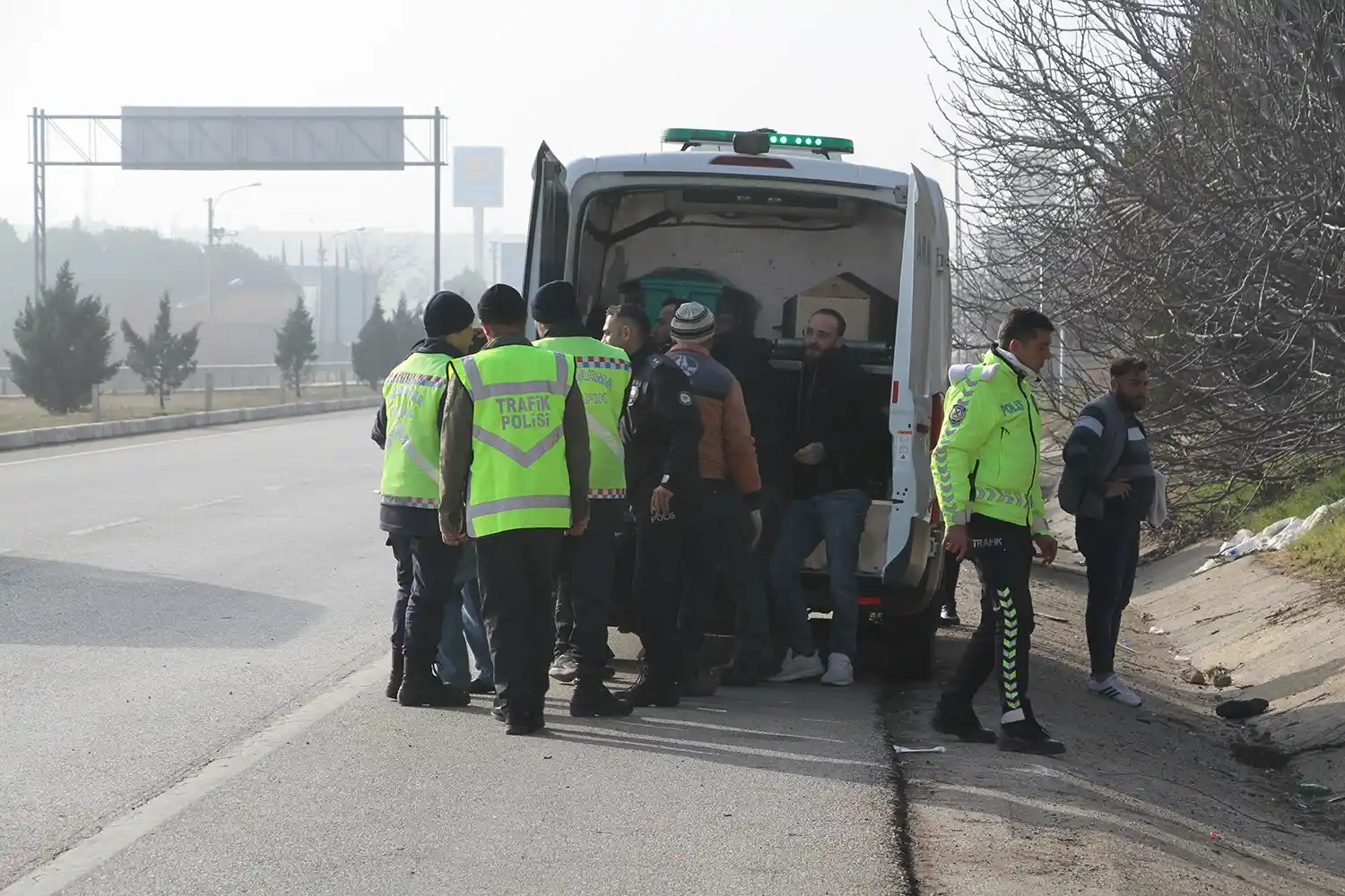 Kazaya müdahale edenlere kamyonet çarptı: 1 ölü, 1’i polis 3 yaralı
