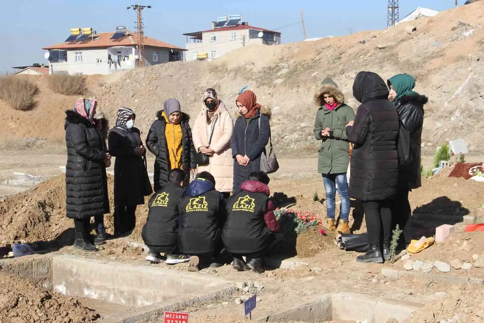 Kimsesizler mezarlığına gömülmüştü, Elazığlılar engelli kızın ’kimsesi’ oldu
