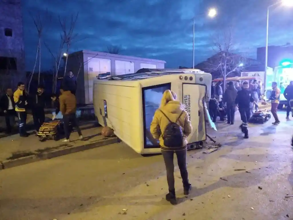 Kırklareli'nde halk otobüsü ile otomobil çarpıştı: 7 yaralı
