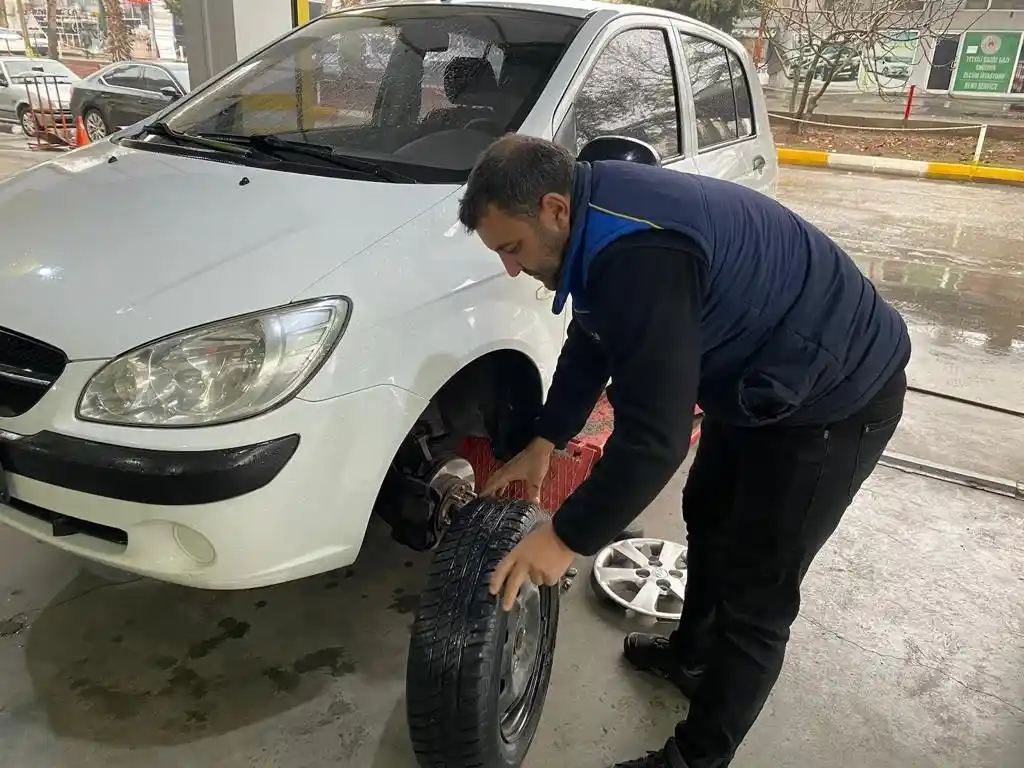 Kış lastiklerine Adıyaman'da yoğun ilgi
