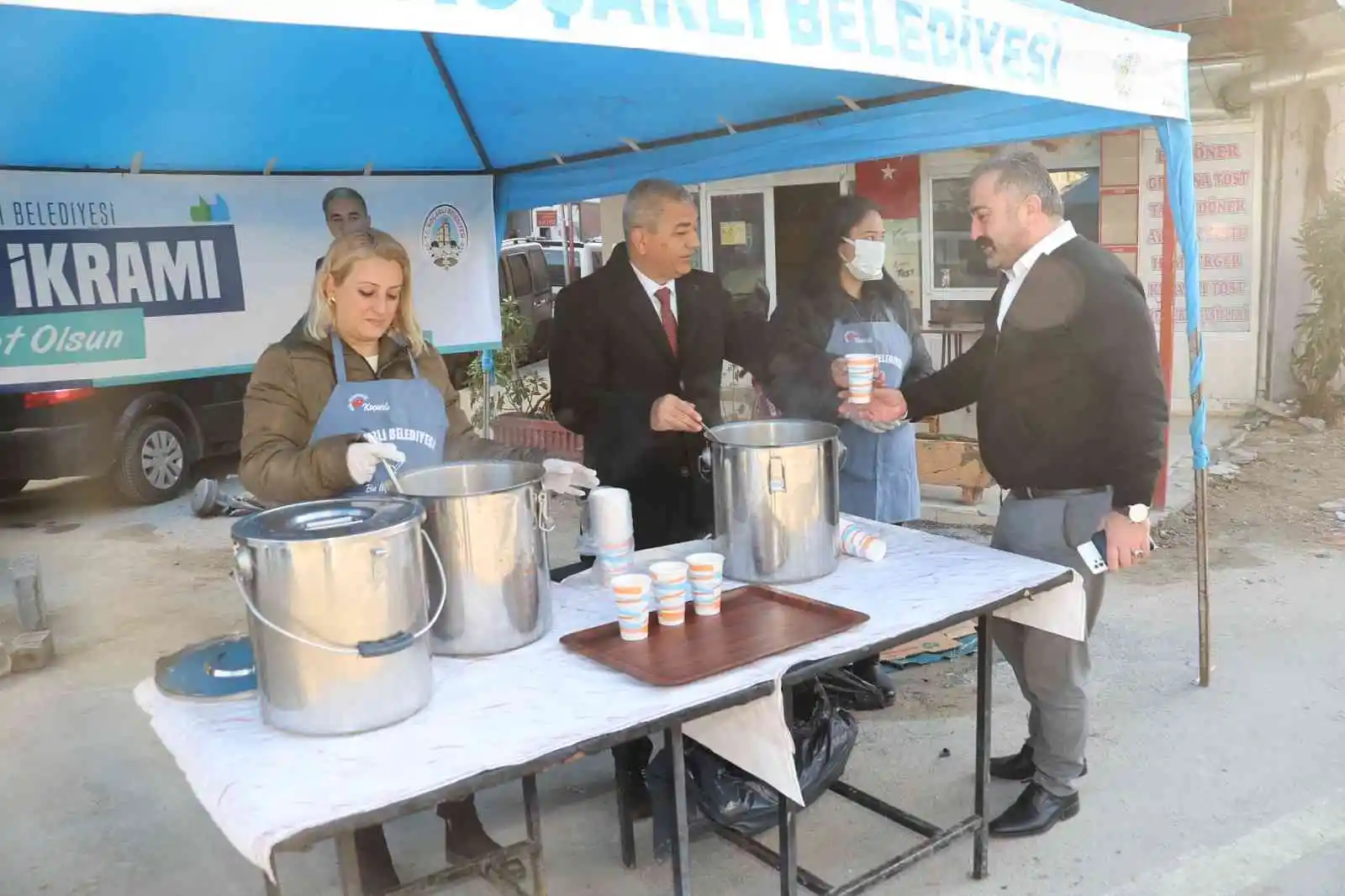 Koçarlı Belediyesi’nden vatandaşlara sıcak çorba ikramı
