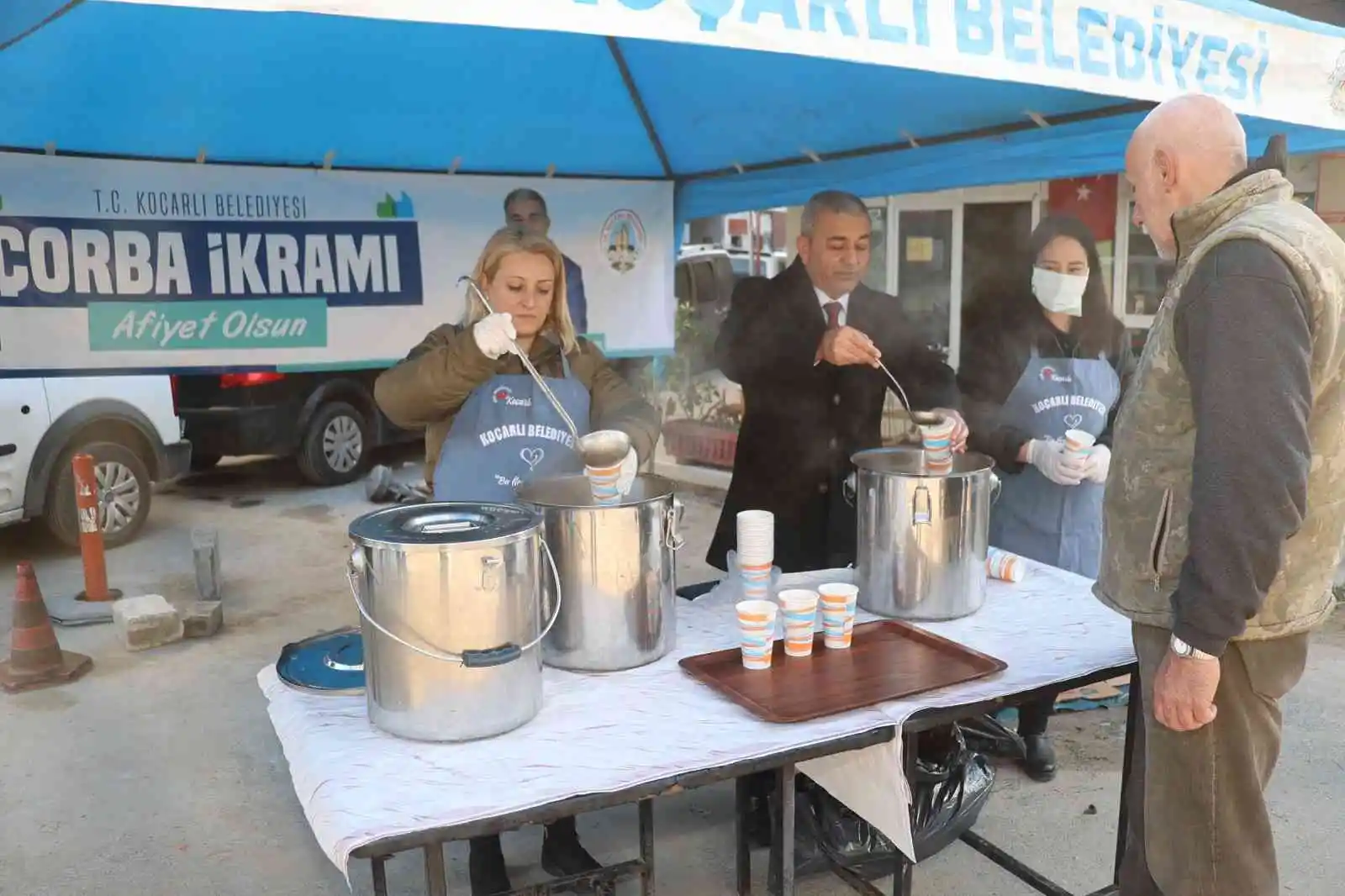 Koçarlı Belediyesi’nden vatandaşlara sıcak çorba ikramı
