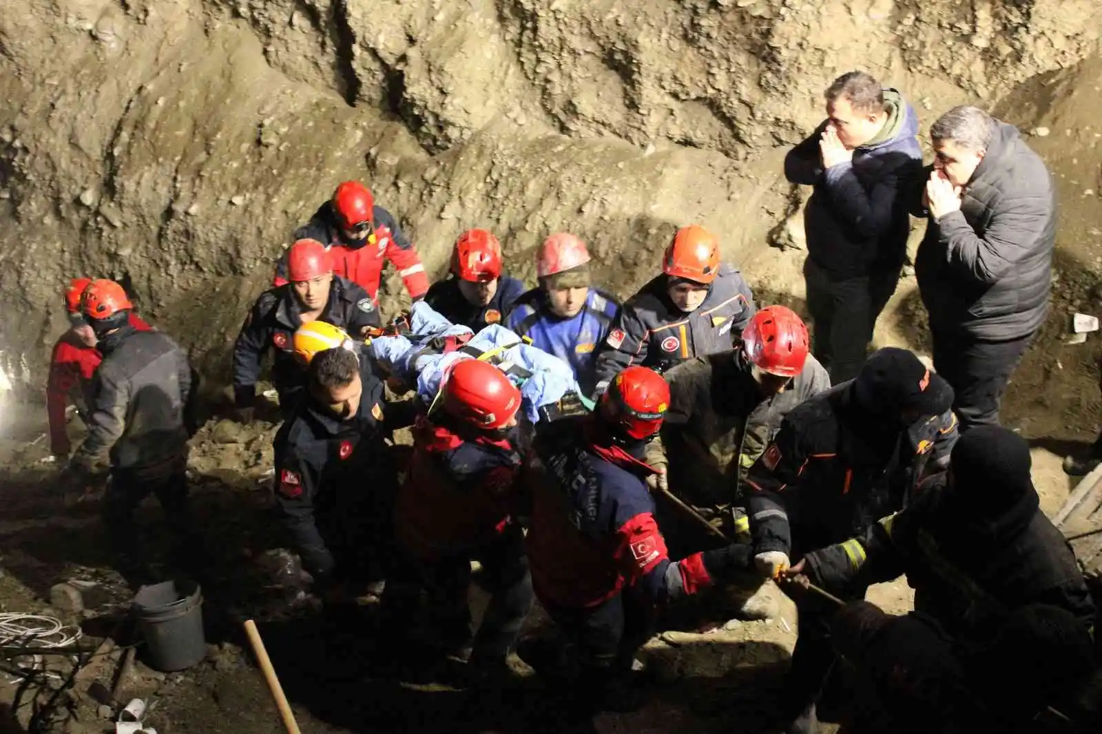 Kuyuya düşen baba-oğuldan acı haber: Cansız bedenler 20 metre derinlikten 10 saat sonra çıkarıldı
