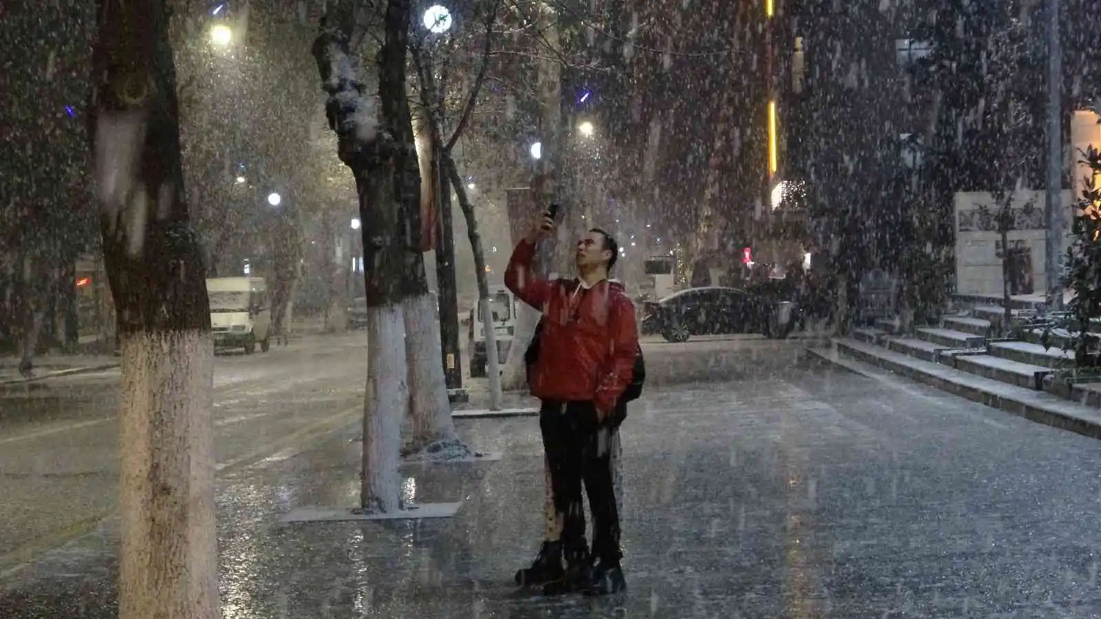 Malatya'ya mevsimin ilk karı düştü
