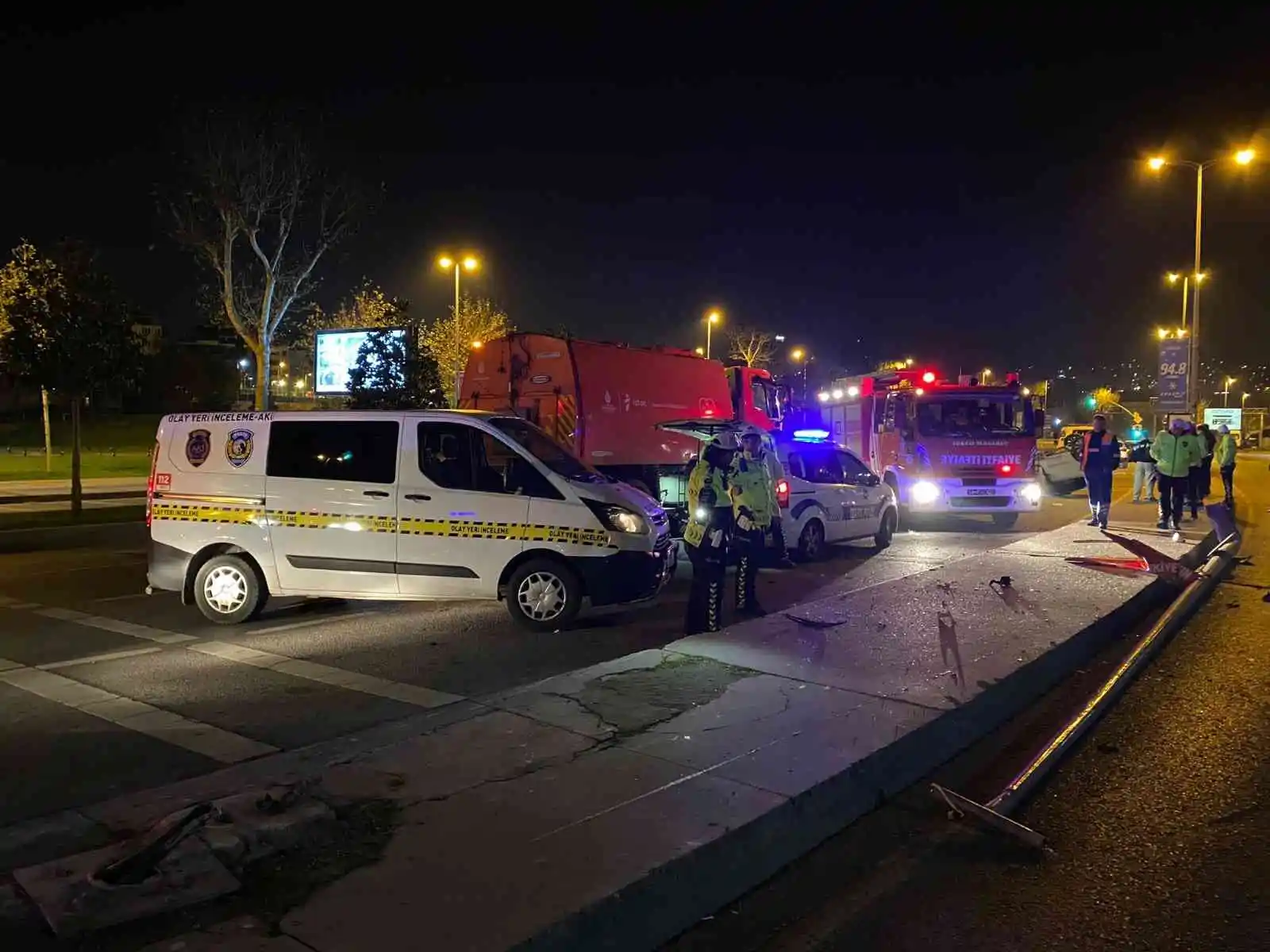 Maltepe'de kontrolden çıkan araç elektrik direğine çarptıktan sonra takla attı: 1 ölü
