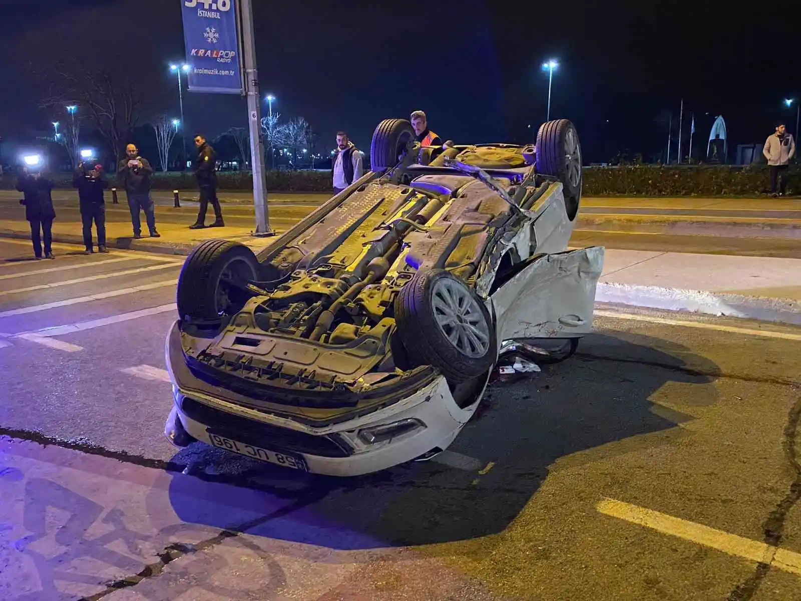 Maltepe’de kontrolden çıkan araç elektrik direğine çarptıktan sonra takla attı: 1 ölü
