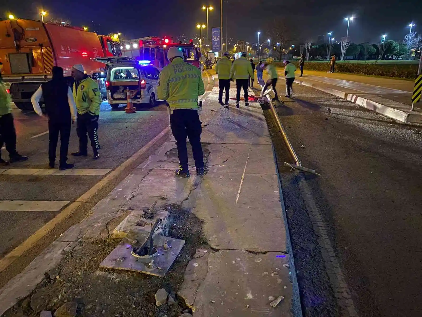 Maltepe’de kontrolden çıkan araç elektrik direğine çarptıktan sonra takla attı: 1 ölü
