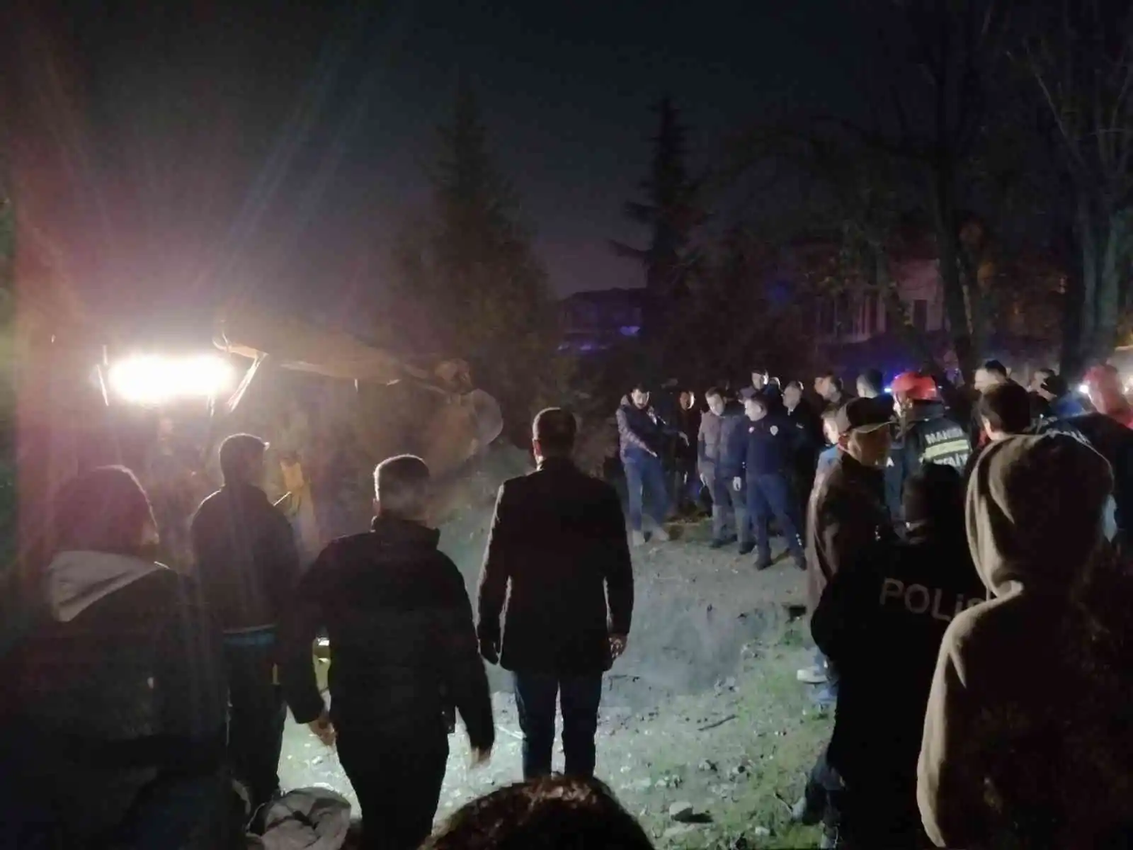 Manisa’da baba ve 2 yaşındaki oğlu 50 metrelik kuyuya düştü
