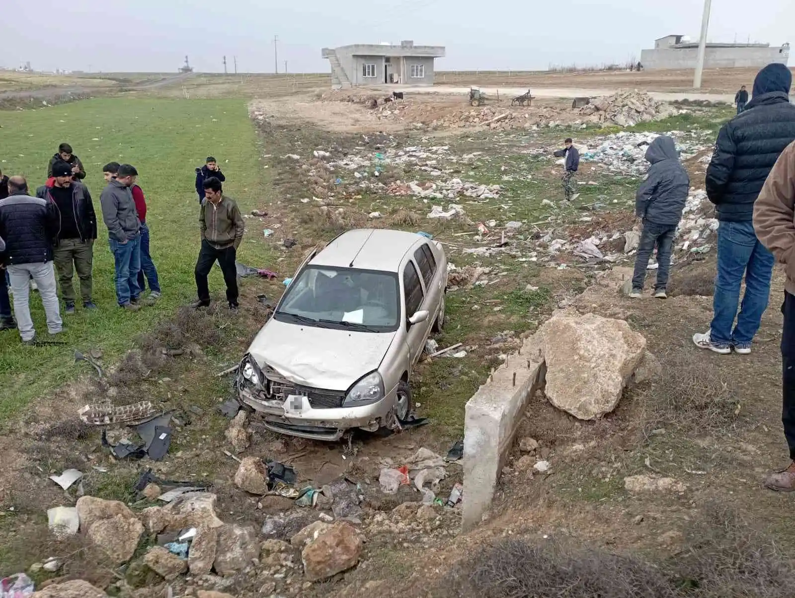 Mardin’de otomobil yol kenarına uçtu: 2’si ağır 5 yaralı
