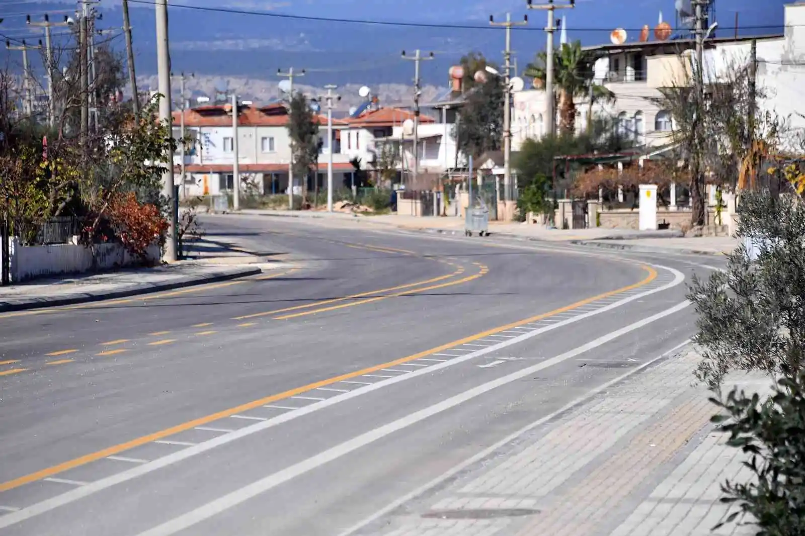 Mersin Büyükşehir Belediyesinin yol çalışmaları sürüyor
