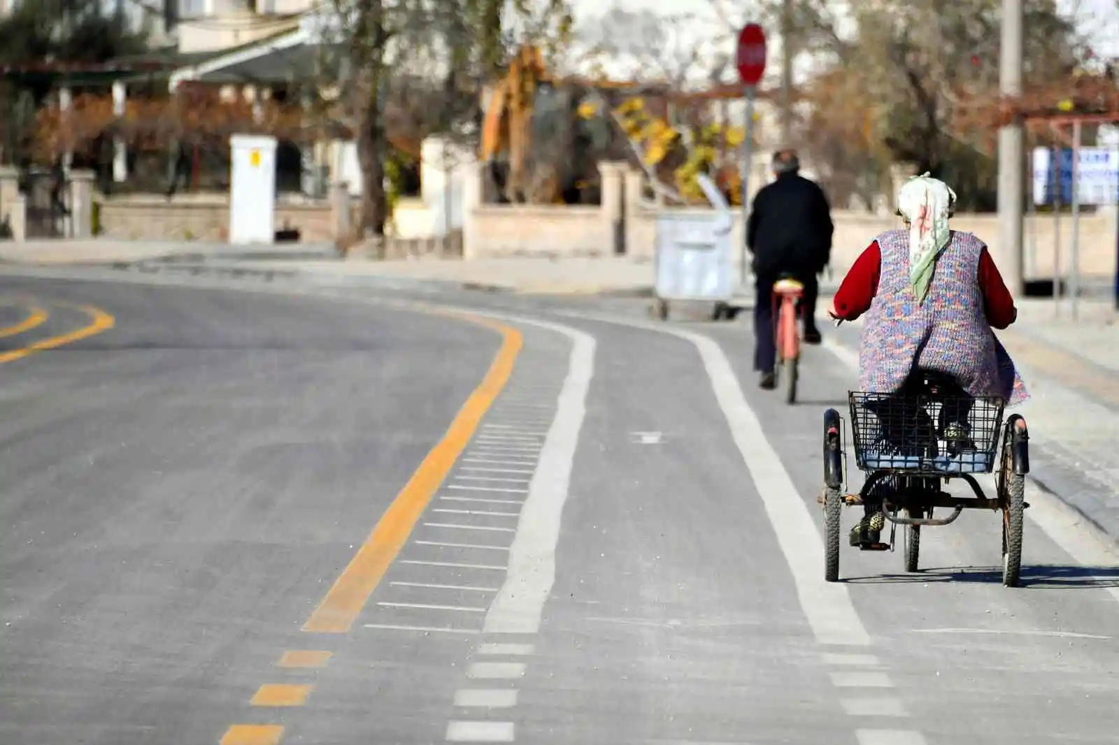 Mersin Büyükşehir Belediyesinin yol çalışmaları sürüyor
