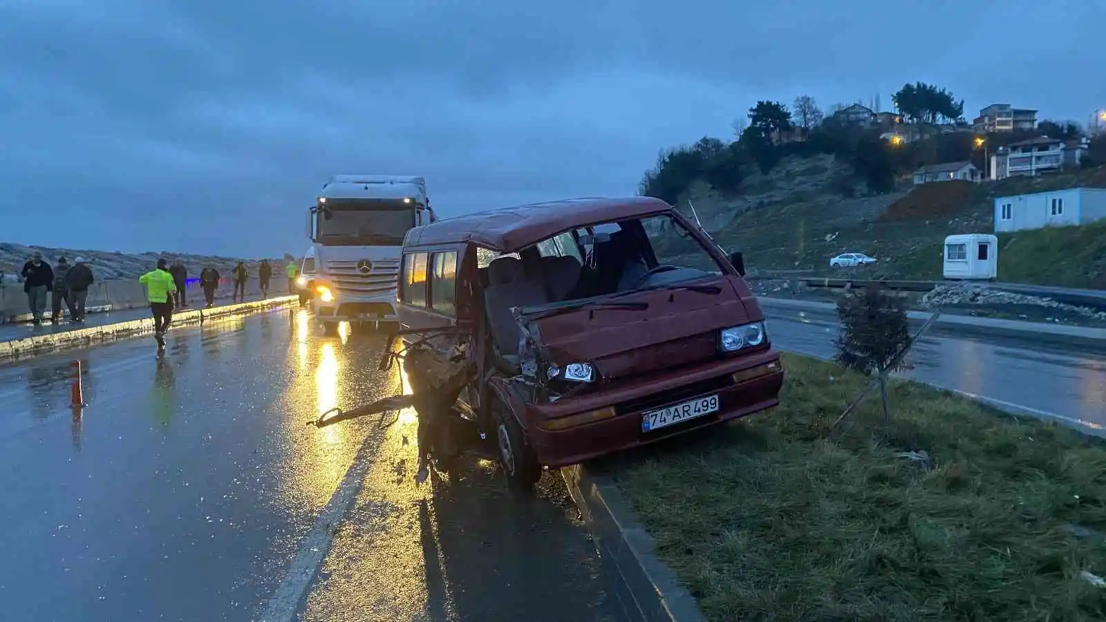 Minibüs iş makinesine arkadan çarptı: 1’i ağır 3 yaralı
