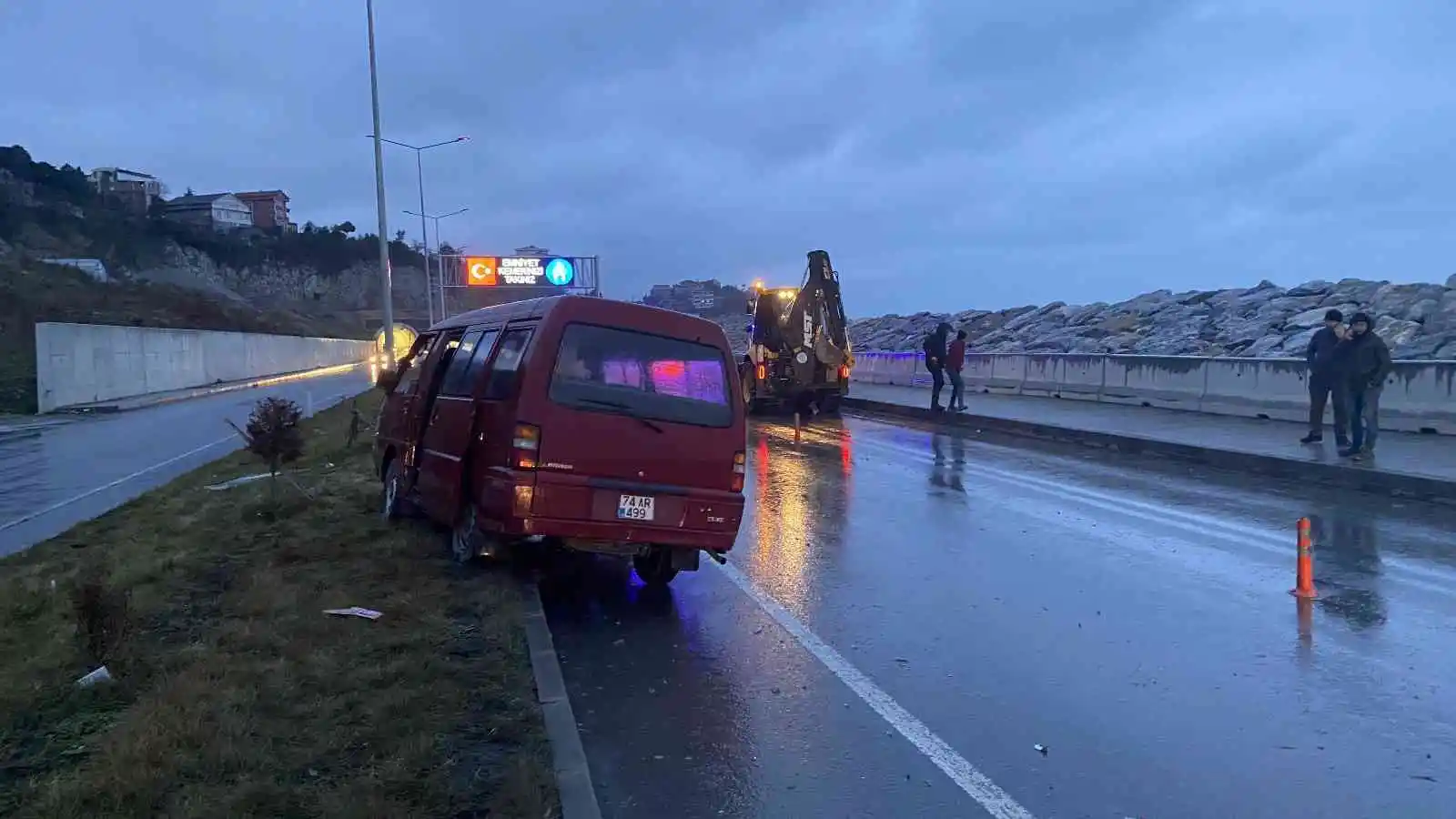 Minibüs iş makinesine arkadan çarptı: 1’i ağır 3 yaralı
