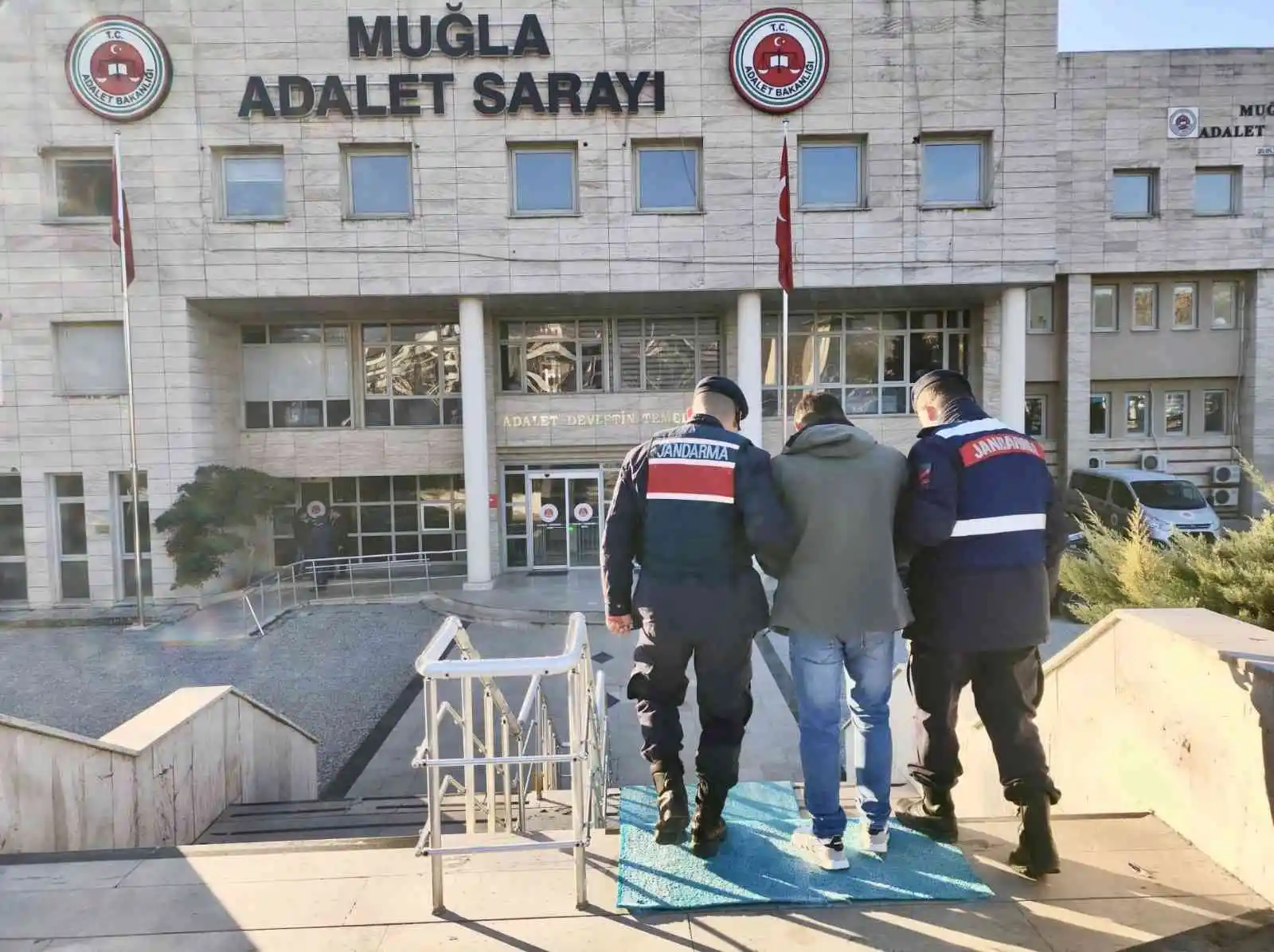 Muğla'da silahla yağma suçundan aranan şahıs yakalandı
