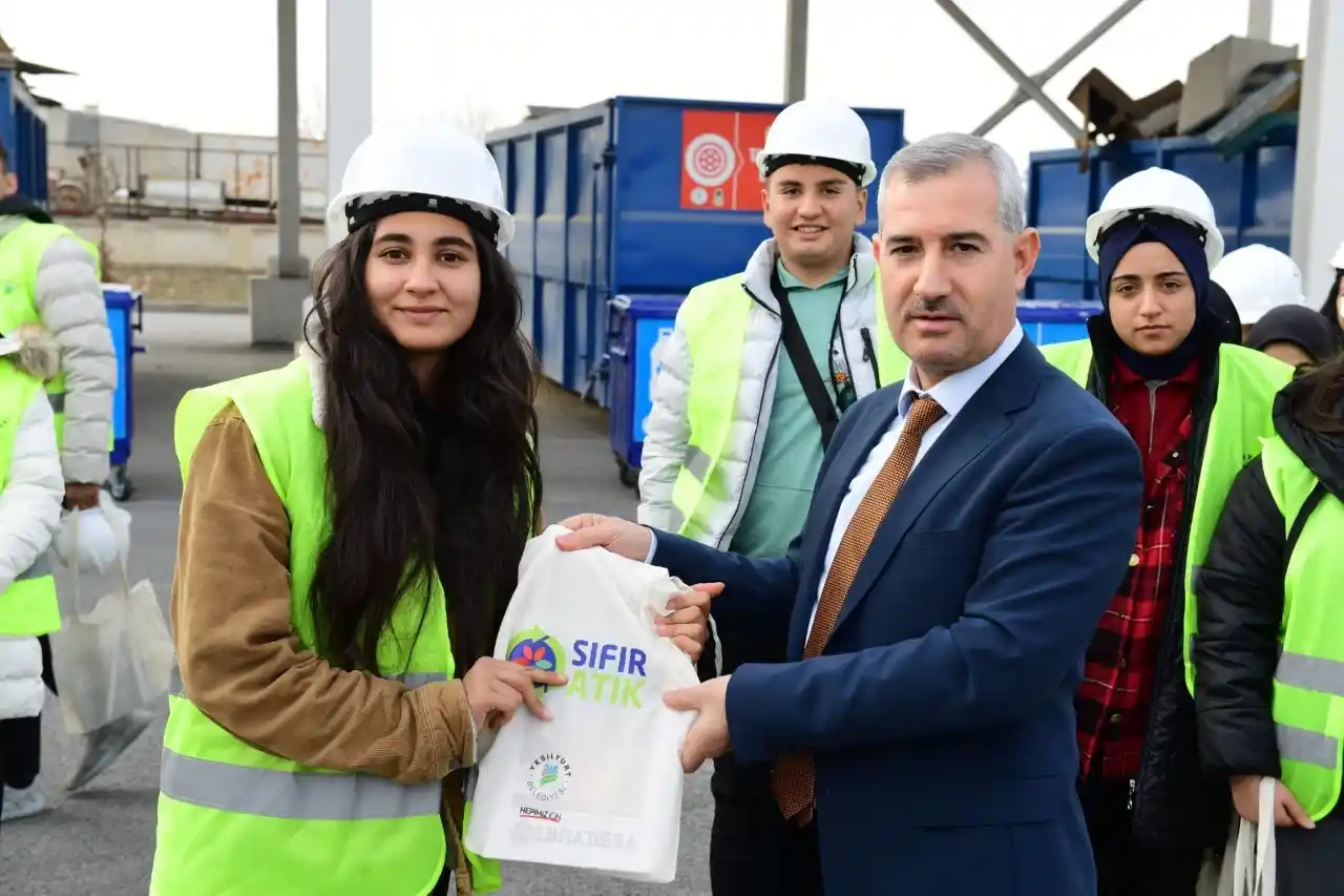 Öğrenciler, Ambalaj Atıkları Toplama Ayırma Merkezi’ni inceledi
