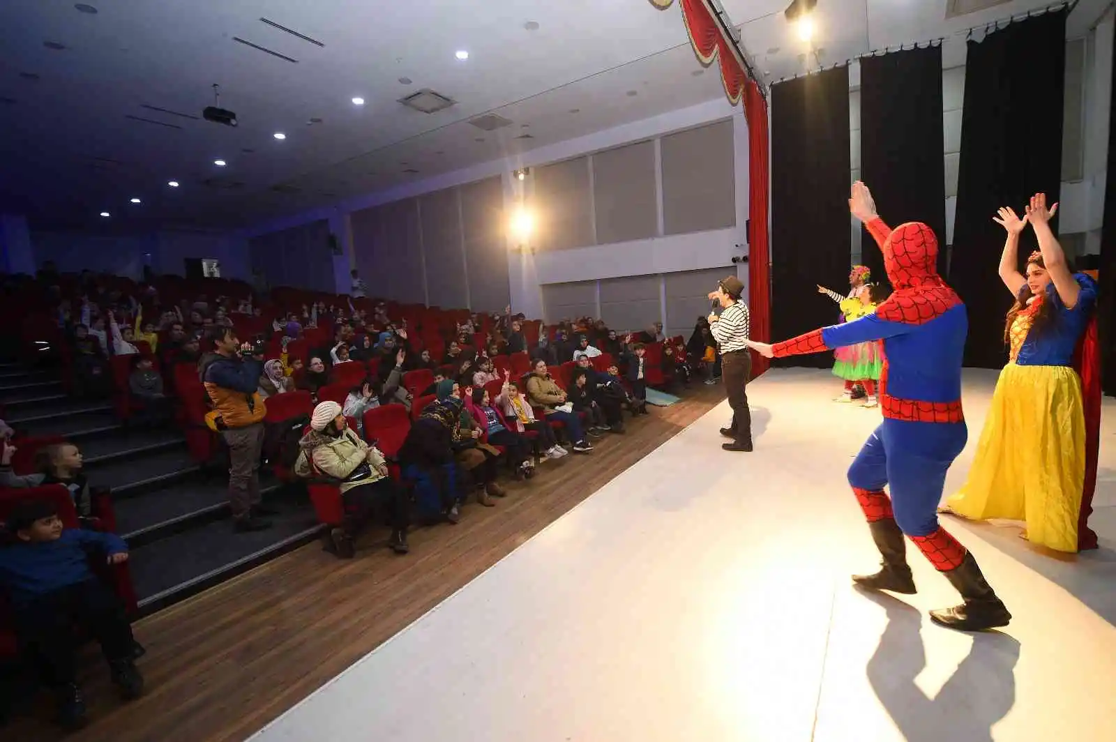 Öğrenciler okul stresini Karne Şenliği'nde atıyor
