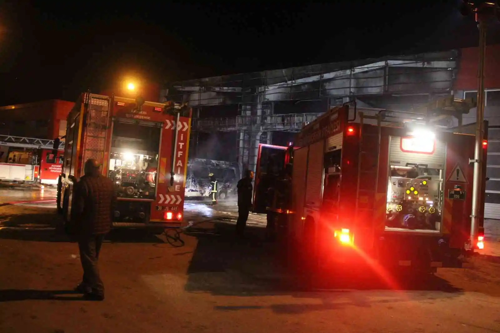 Oto servisinde yangın çıktı, 10 araç alev alev yandı
