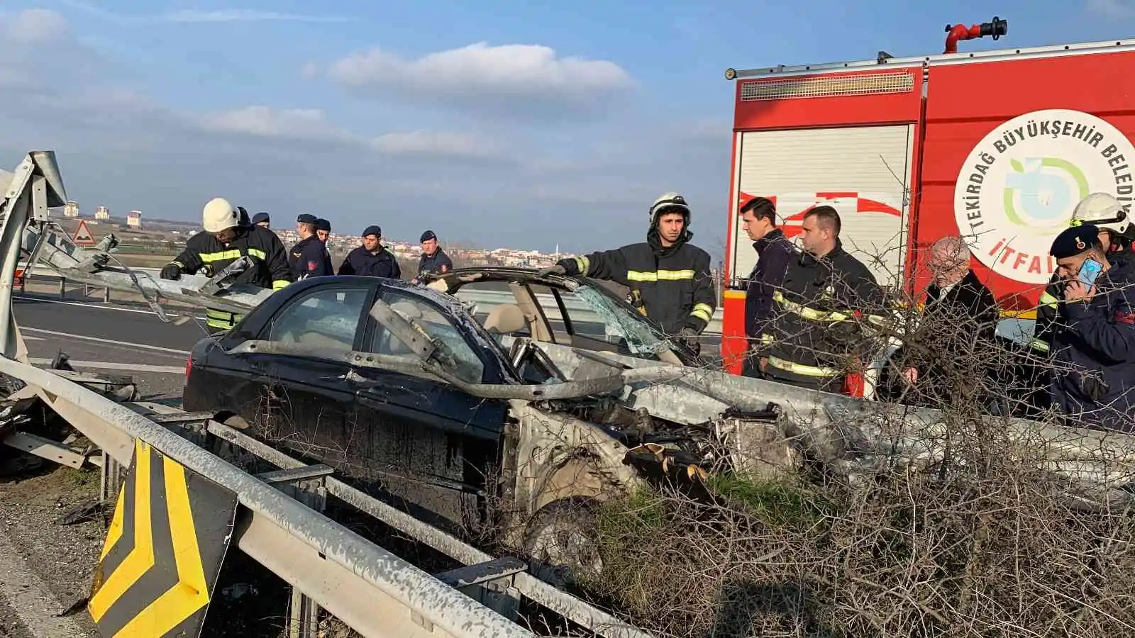 Otomobil bariyerlere ok gibi saplandı, sürücü araçtan sağ salim çıktı
