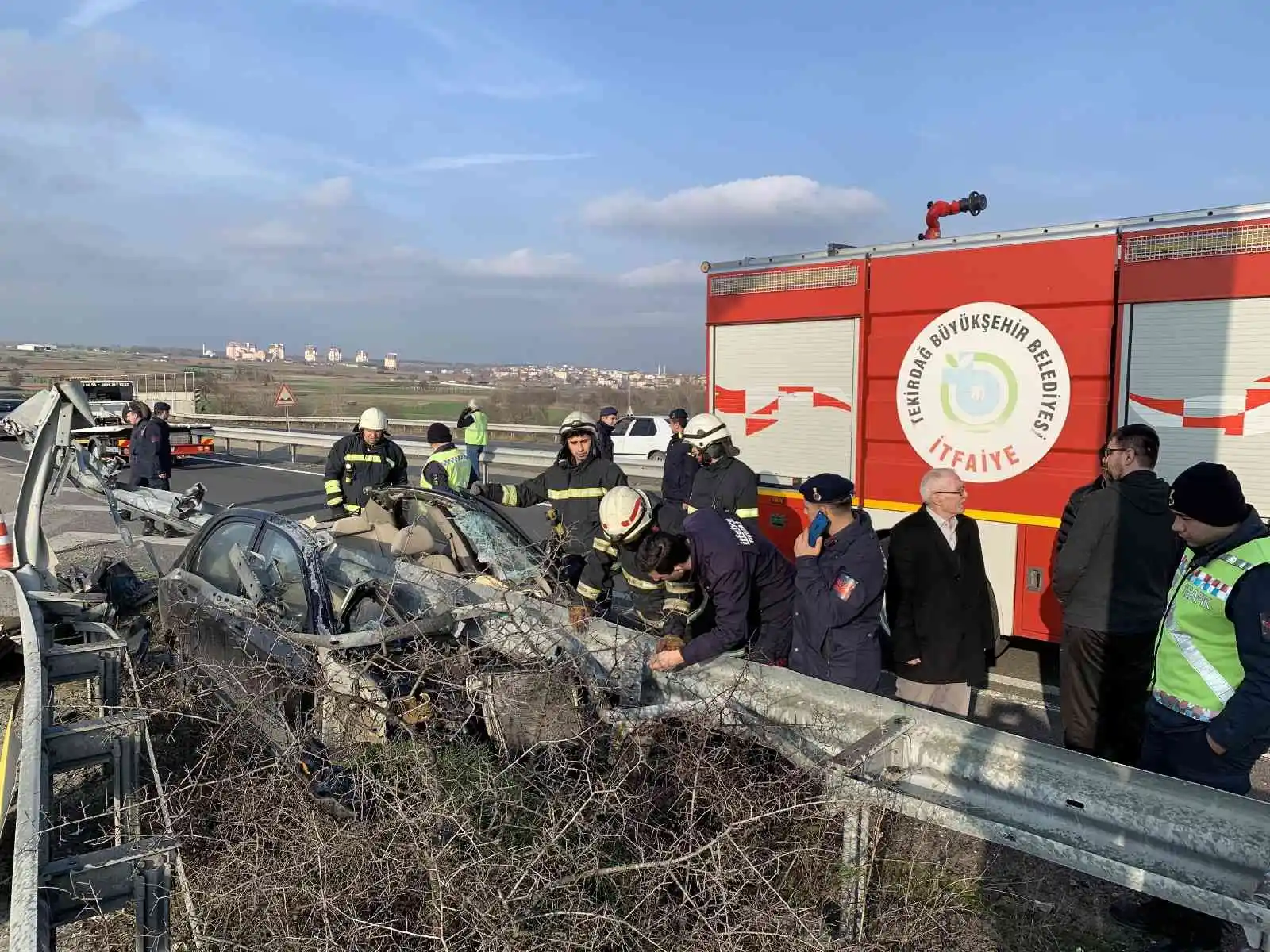 Otomobil bariyerlere ok gibi saplandı, sürücü araçtan sağ salim çıktı
