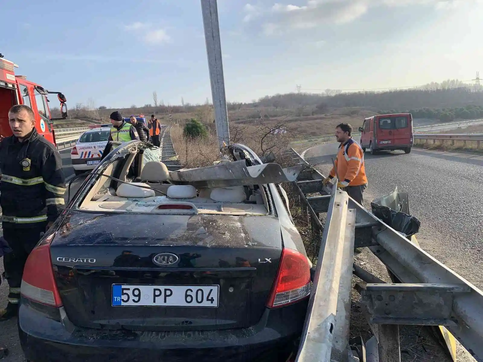 Otomobil bariyerlere ok gibi saplandı, sürücü araçtan sağ salim çıktı
