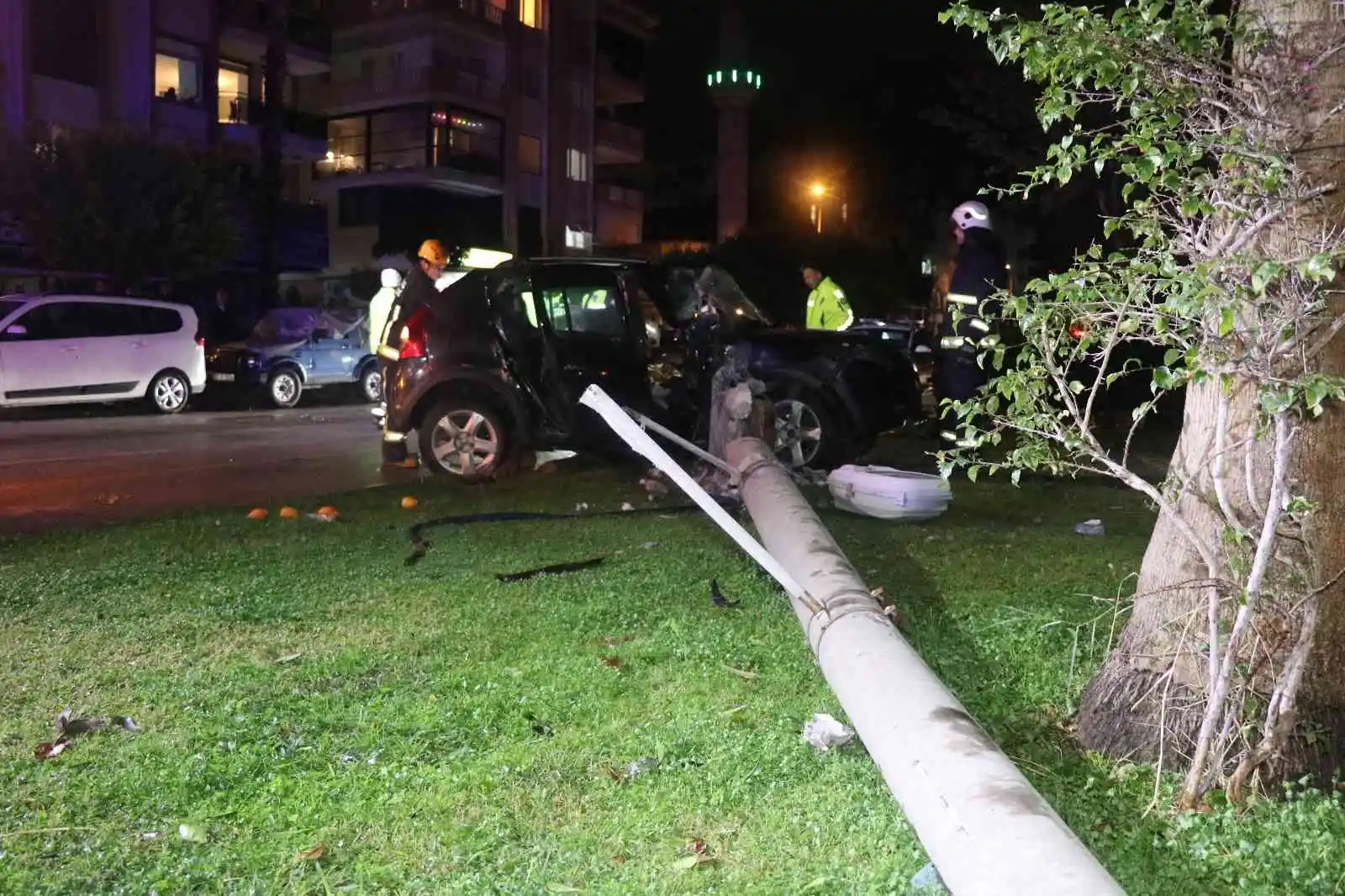 Otomobil beton aydınlatma direğine çarptı: 1’i ağır 5 yaralı
