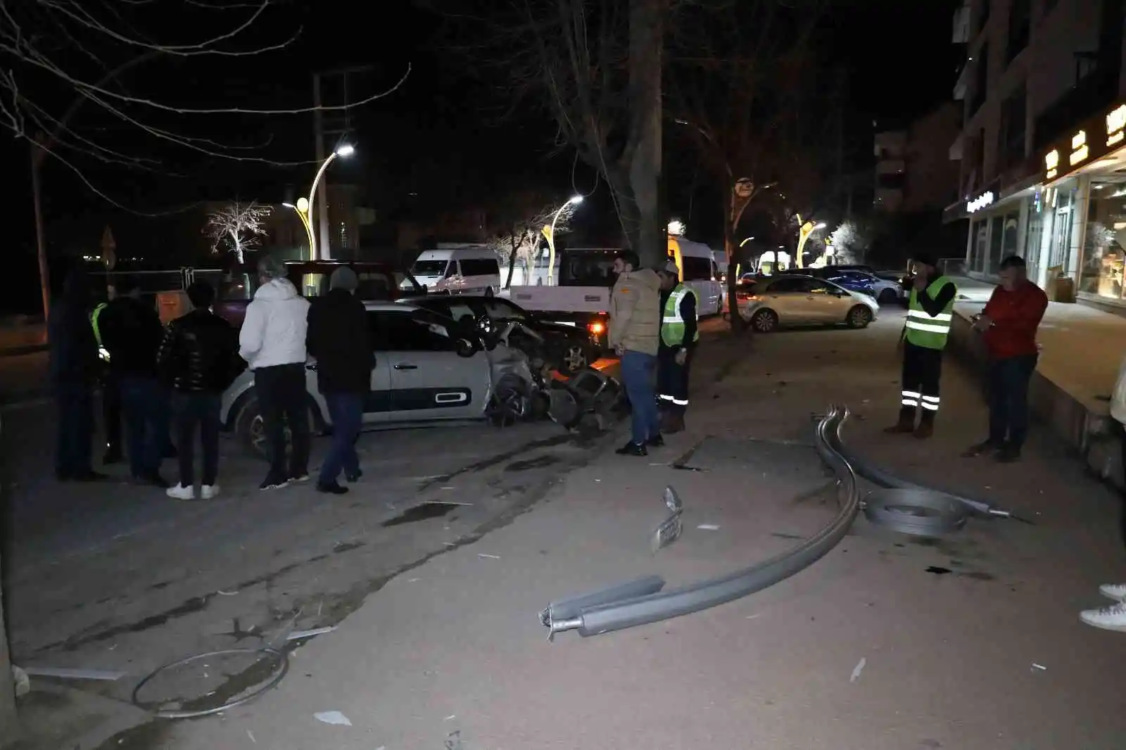 Otomobil önce servis aracına, sonra elektrik direğine çarptı: 1 yaralı
