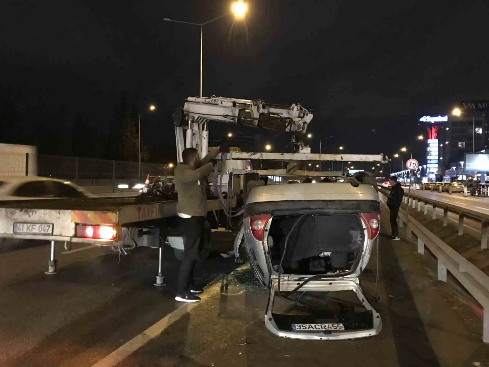 Otomobil, tırın lastiğine çarpıp takla attı: 4 yaralı
