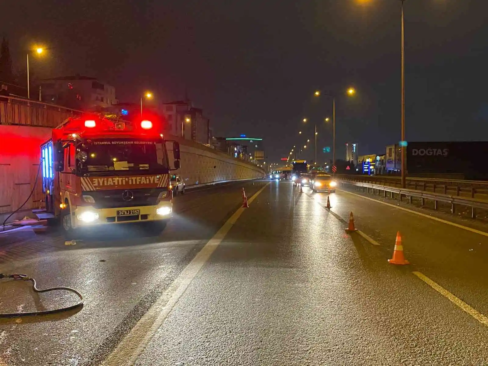 Pendik’te kontrolden çıkıp takla atan otomobil yandı: 4 yaralı
