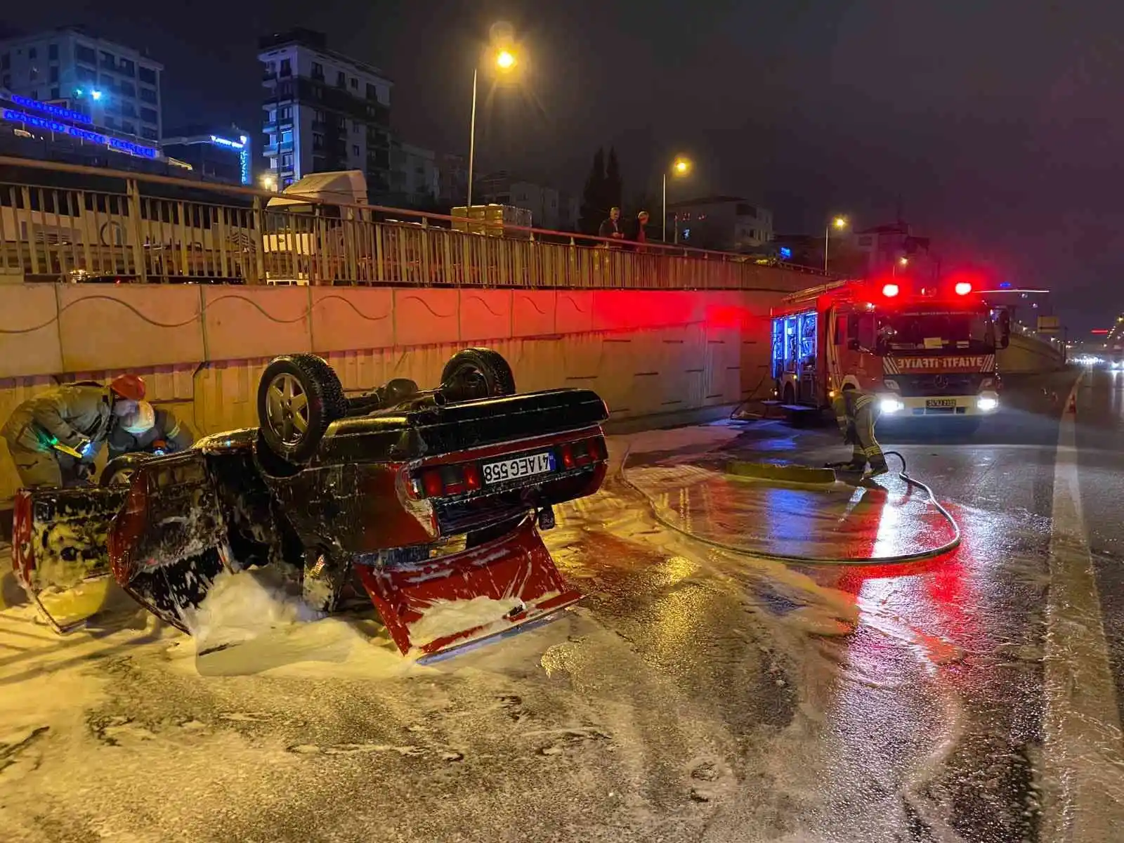 Pendik’te kontrolden çıkıp takla atan otomobil yandı: 4 yaralı
