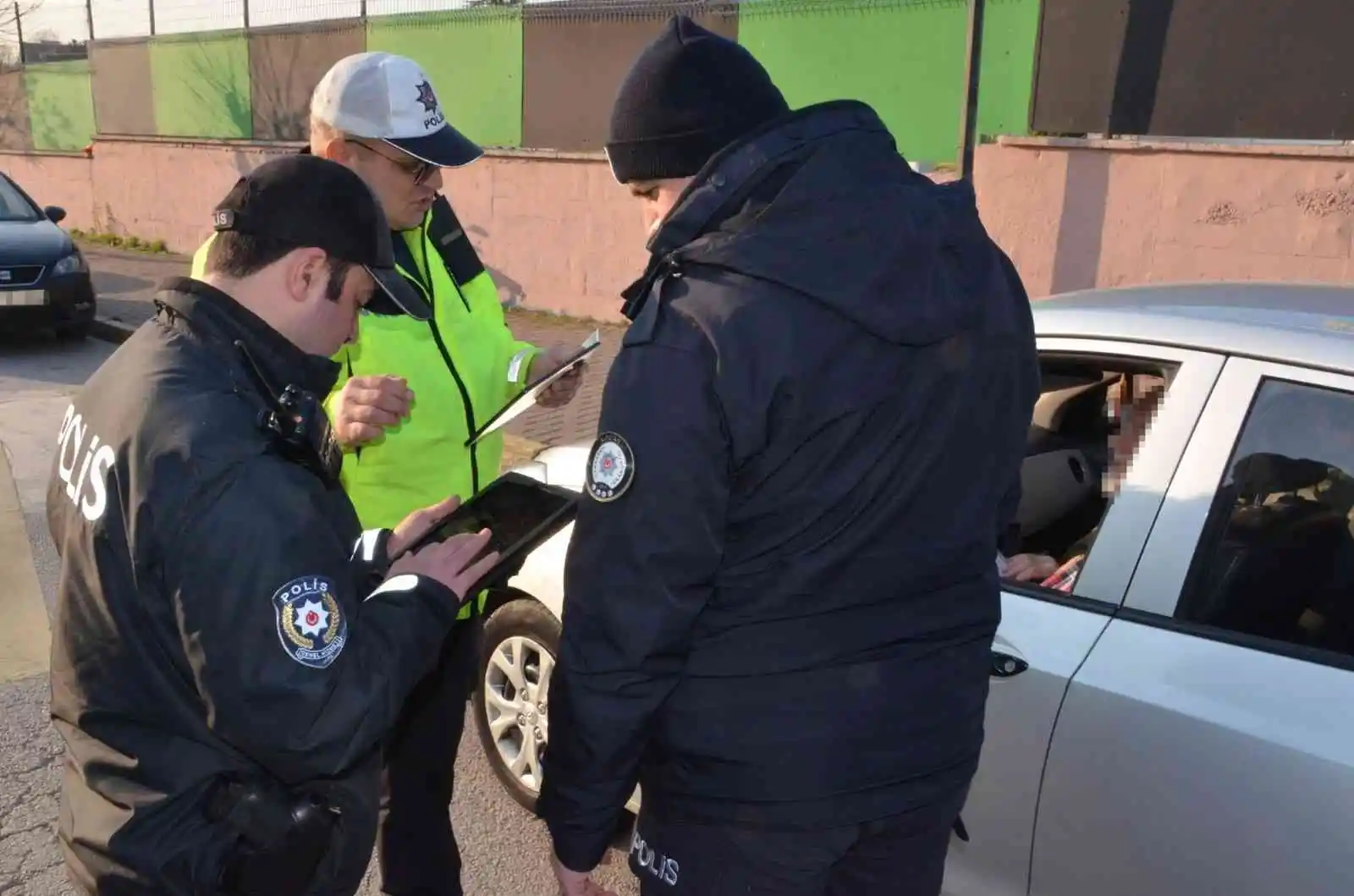 Polis ekipleri öğrencilerin güvenli ortamda eğitim alması için sahada
