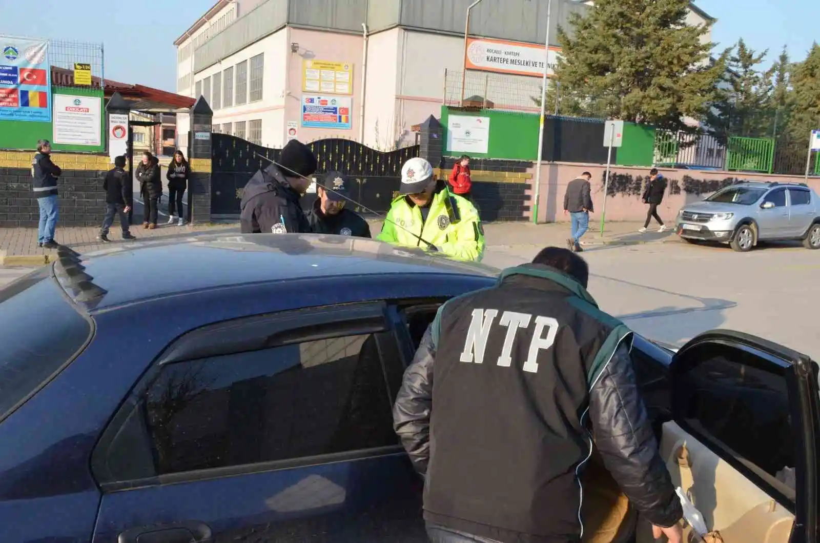 Polis ekipleri öğrencilerin güvenli ortamda eğitim alması için sahada
