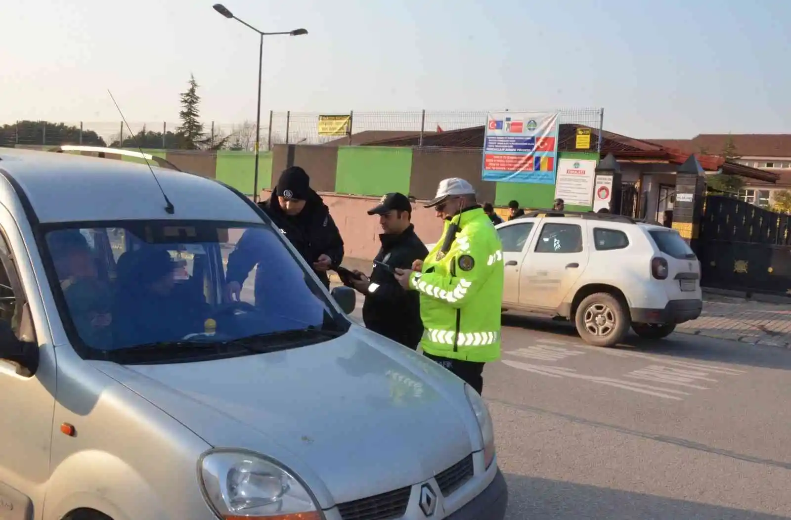 Polis ekipleri öğrencilerin güvenli ortamda eğitim alması için sahada
