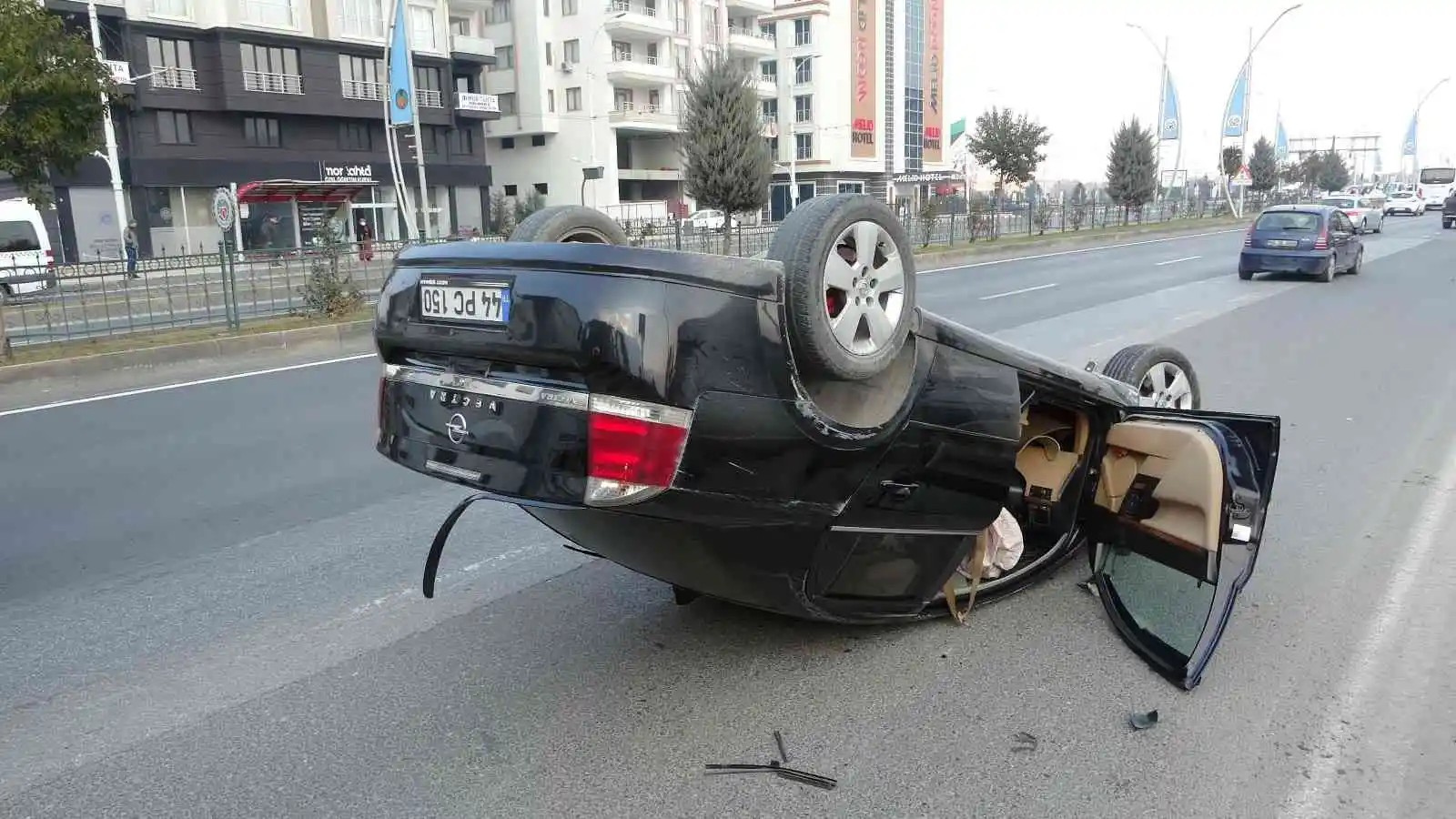 Refüje çarpan otomobil takla attı: 1 yaralı
